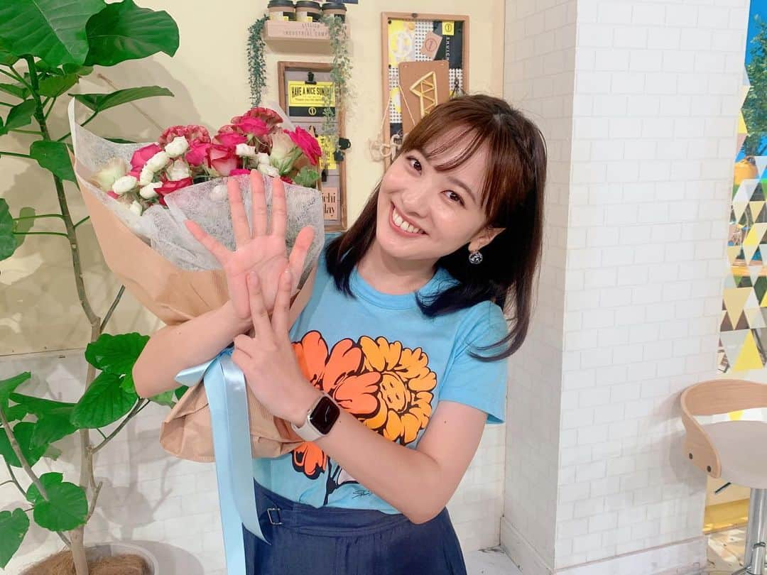 河出奈都美のインスタグラム：「. シューイチのOA後、 誕生日をお祝いしていただきました🥲  テレビモンスターだけど お父さんのように優しいヒデさんと、 頼りになる姉のような先輩お二人☺️✨  そして毎年、お花をいただくときは チャリTシャツを来ている私です。 今年はTシャツのデザインもお花だから映えますね☺️🌼  まじっすかなど最近行ったロケのOAが ちょこちょこ控えているので、引き続きお楽しみに！  #シューイチ #お父さん #中山秀征 #シューイチ3姉妹 #徳島えりか #佐藤梨那 #河出奈都美  #birthday #花束 #飾るのが楽しみ #チャリTシャツ #24時間テレビ #24時間テレビ46 #日本テレビ #アナウンサー」