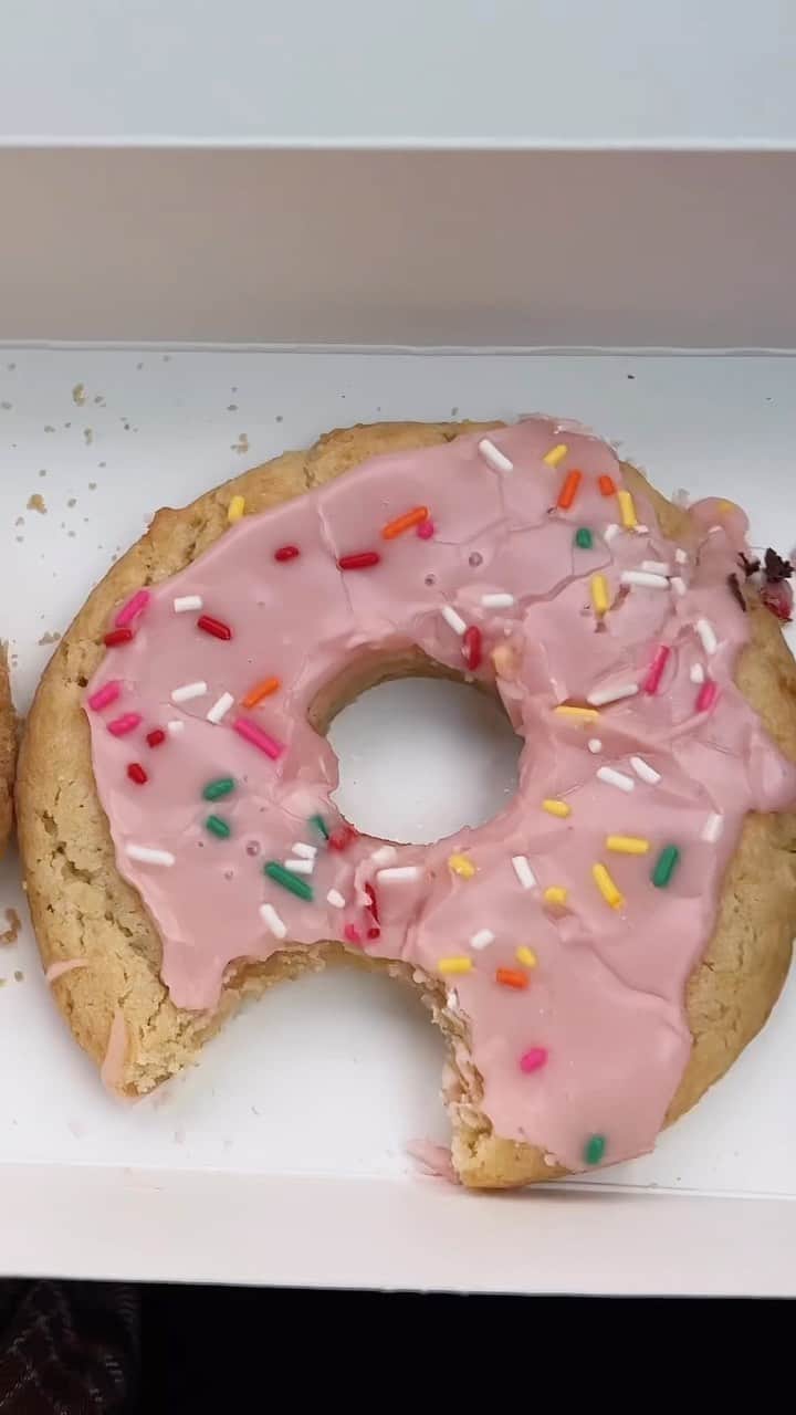 のインスタグラム：「Dear @crumblcookies we’re ready for a Tuscaloosa location for our weekly cookie fix!! #crumblcookies #crumbl #pinkdonut #goirmetcookies #crumblreview #tastetest 🍪」