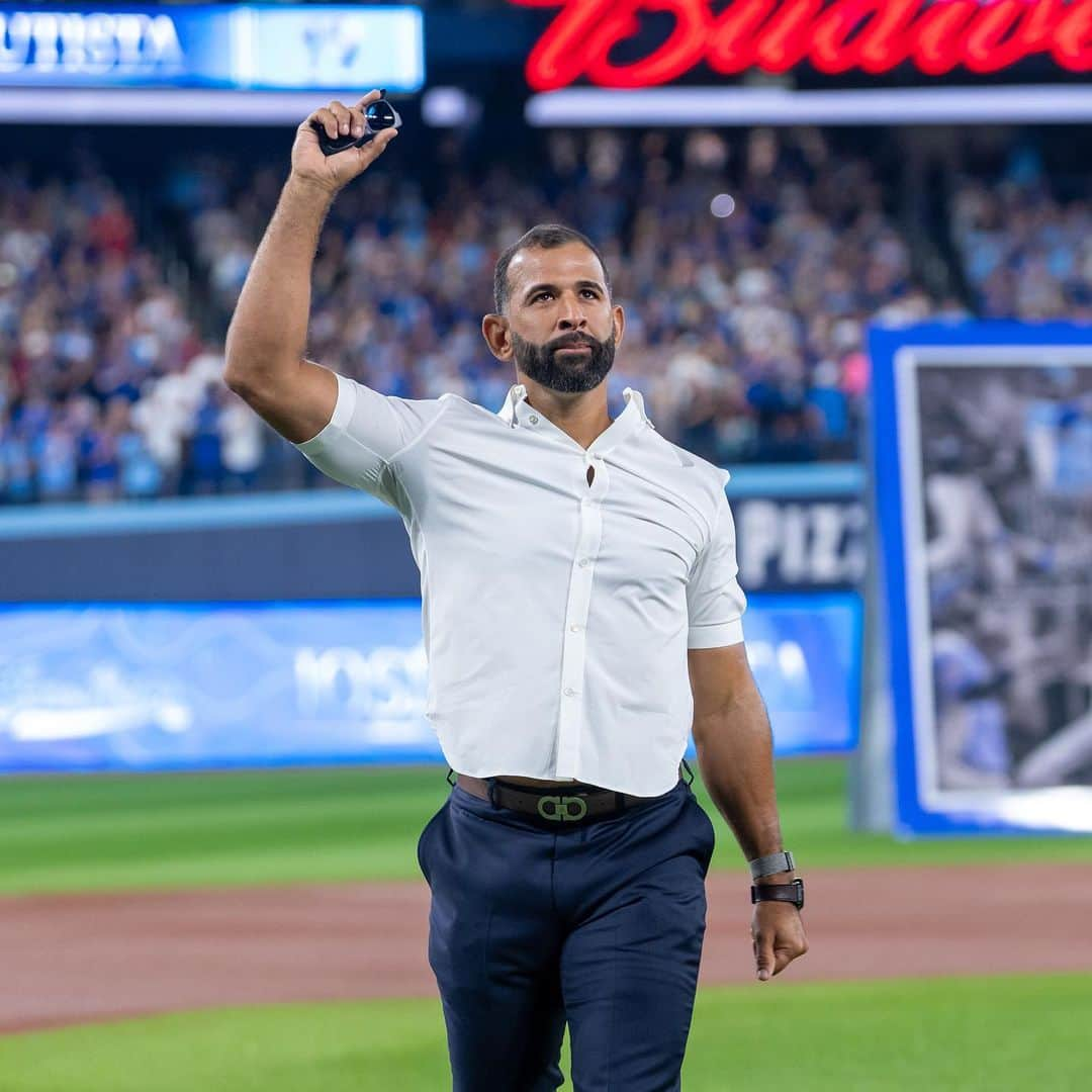 ホセ・バティスタさんのインスタグラム写真 - (ホセ・バティスタInstagram)「A franchise icon FOREVER 👑 Congratulations, #JoeyBats! 🐐」8月13日 10時26分 - joeybats19