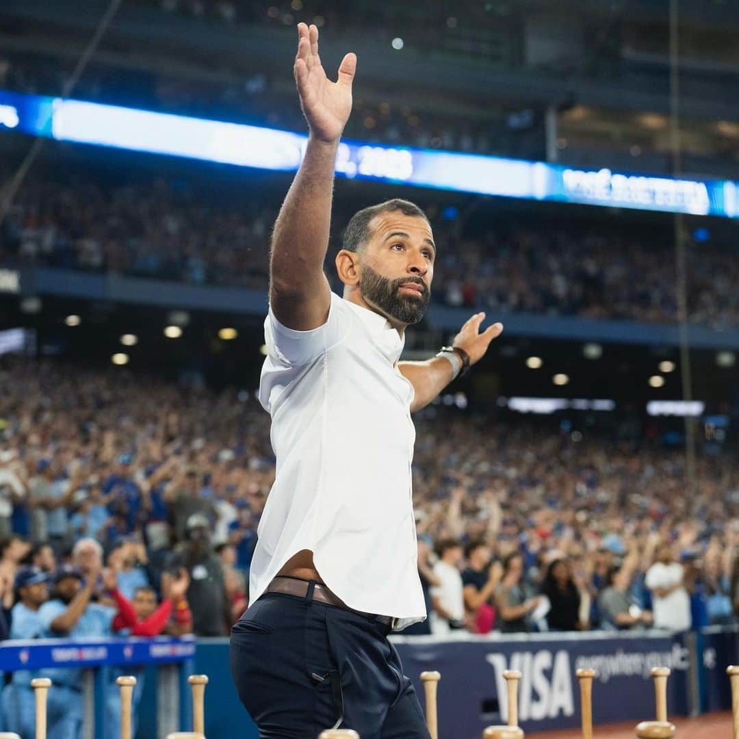 ホセ・バティスタさんのインスタグラム写真 - (ホセ・バティスタInstagram)「A franchise icon FOREVER 👑 Congratulations, #JoeyBats! 🐐」8月13日 10時26分 - joeybats19