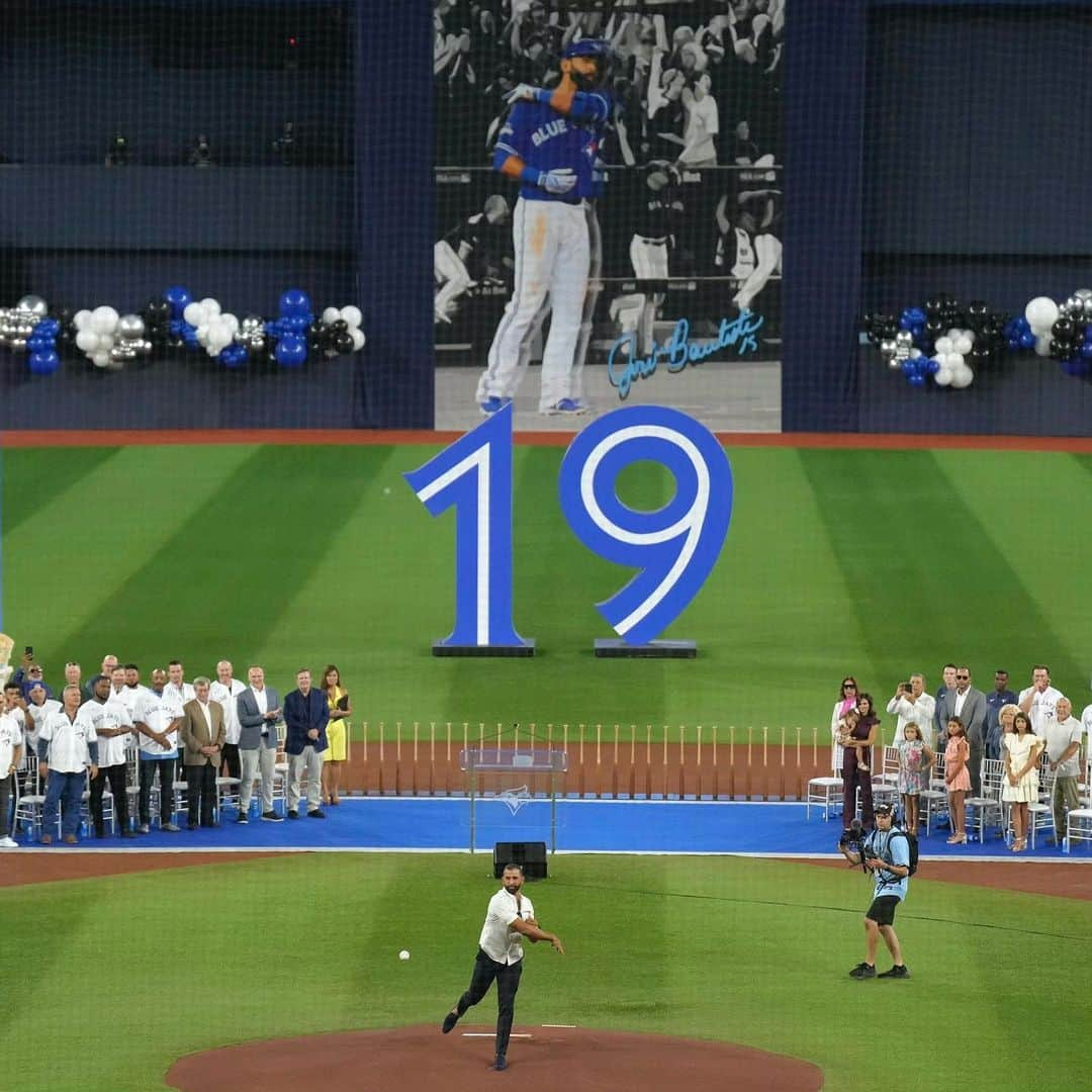 ホセ・バティスタさんのインスタグラム写真 - (ホセ・バティスタInstagram)「A franchise icon FOREVER 👑 Congratulations, #JoeyBats! 🐐」8月13日 10時26分 - joeybats19