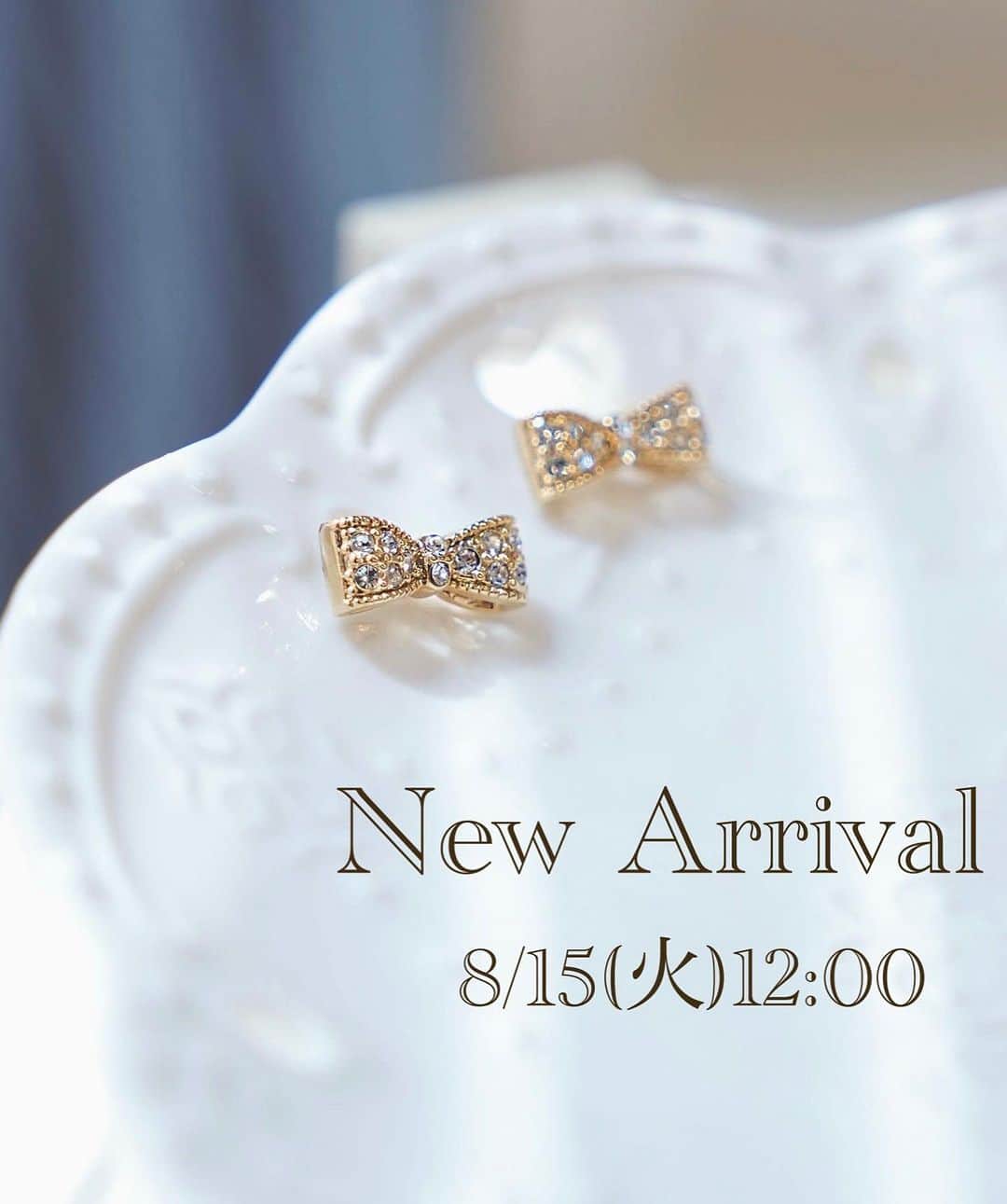 のインスタグラム：「New Arrival♥️ 8/15(火)12:00 プリマシェレルの新作「リボンビジューピアス」が新発売🎊  #和泉佳子　#プリマシェレル　#ジョイントスペース　#jointspace #ピアス　#リボン　 #ファッション　#コーディネート　#ファッション好きな人と繋がりたい　#ゴールド　#アクセサリー　#mustbuy  #coordinate」