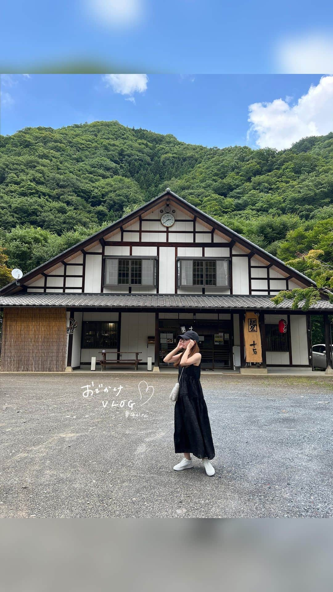 endoyukako のインスタグラム：「おーはよーんございます🌻おでかけ記録👍 ちょろっと遠出して群馬県 上野村へ！ . . 目的は  #ナスD さんの原画展。 東京から3時間くらいかけて 運転の練習がてら行ってきました😂笑 何億年ぶりかにハンドル握ったけど のどかな場所だったおかげで 割と思ったより運転出来て ちょっとだけ自己肯定感上がりました🥹笑笑 でもまだまだ練習しないと無理。全然無理。 ほんとに運転できる人間になりたいです笑 . . ナスDこと友寄隆英さんは ご存知の方ももちろん多いと思うのですが テレビ朝日のディレクターさん。 テレビマンでありがながら 自身も撮影をされながらアルプス登頂などをし 最強の裏方とも揶揄されるお方。 極限ギリギリの環境での取材の姿などを テレビやYouTubeで拝見していて ファンになりました。 絵の才能もすごくて…！ 現場で実際に見た各国の景色が ナスDさんらしいタッチで描かれていて すごく素敵な絵ばかりでした。 結構アクセス悪い場所なのに 私たちみたいな方が沢山来てて 愛されてるんだなーと感じました。すごい . . 昔はもっと派手派手しい場所というか わかりやすく観光名所とか、話題のお店とか お買い物するとかそういう時間の過ごし方の方に ワクワクする傾向が強かったけど 最近はとことん "側"よりも"内"の重要性を感じるようになりました。 別にそこが有名かどうかとかは関係なくて 美味しいものを食べて 綺麗だなーと思う自然に触れて 気持ちよーく温泉とか入って 道の駅で新鮮なお野菜買えたら それが一番幸せ。笑 そーゆーのがいいのよ😂😂😂 悟り開くの早すぎる気もするけど笑 私はそういうラフに過ごせる時間が大好きです。 だから結構何でも計画ザックリ派。笑 そしたら帰りに花火も見れちゃって ハッピーラッキーな締めくくりでした☺️ 思いがけず夏できた。今年初花火。 . . この日は1日アクティブな日だったので 動きやすいけどキレイめなコーデに☺️ 着用してるワンピースは @lieulien_lul のもので 透け感あって高見えする素材なのに キレイめにもカジュアルにも着やすくておすすめ！ 今セールでお手ごろになってます🫰 お仕事の日とかにも良き！ . 真っ白なスニーカーは @vivaia.japan のもの！ 前にも紹介してますがペットボトルから出来ていて めちゃくちゃ軽いしシンプルだし なんにでも合わせやすくて歩きやすいです。 真っ白スニーカーは1つあると これもキレイめにもカジュアルにも着れて すっごく便利でおすすめ。 ネットでも買えますが16日から 立川で伊勢丹ポップアップも始まるそうなので 気になる方はそちらもぜひ👍💓 ちなみにオンラインは コード：VVYKHM822 で 別アイテムも含めて 全商品税込10％OFFになるので よかったらご活用ください✌️🩷 . . ============ 𝗉𝗅𝖾𝖺𝗌𝖾 𝖿𝗈𝗅𝗅𝗈𝗐 𝗆𝖾 @123kirin  お酒・おでかけ情報中心に 毎日22時頃更新してます♥ ============  . #休日の過ごし方  #ootd #PR #大人可愛い #大人コーデ  #高見えコーデ #昼飲み女子  #昼飲み#群馬グルメ #美術館巡り  #美術館デート  #群馬観光  #群馬カフェ  #群馬旅行 #デートプラン #lieulien_lul #lieulien #vivaia  #ゆかフェアート記録」