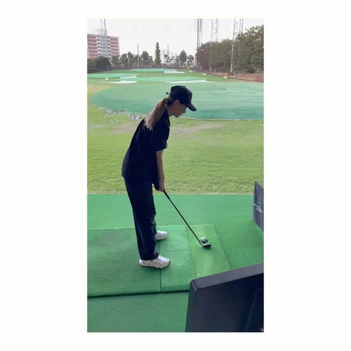 夢月せらのインスタグラム：「静かに練習し始めたゴルフ⛳️  まだハーフスウィングで徹底的に身体の使い方を叩き込む練習ばかりですが、これがまぁ楽しい楽しい笑  コツコツ練習頑張るぞ〜🤓  練習終わりの絶品ピザ🍕最高😆🤩」