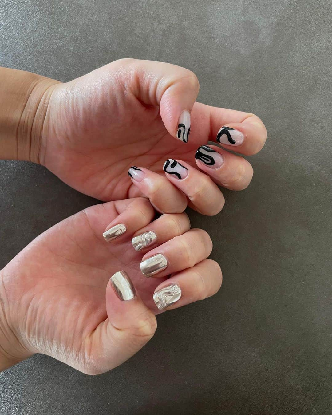 山崎まきこのインスタグラム：「⁡ お久しぶりのかっちゃんnail🩶 かわいすぎて手が幸せ🫶🏻 ありがと〜 @katsura_mu 🦓 #newnails」