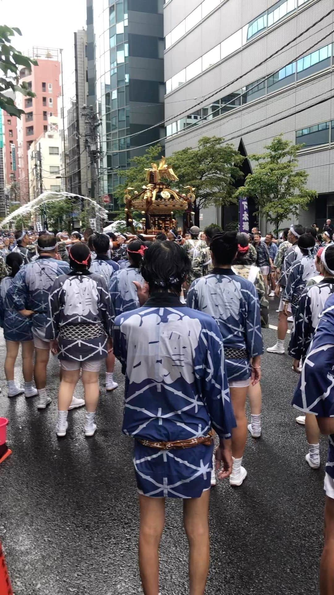 井上幸太郎のインスタグラム：「お江戸は富岡八幡宮のお祭り。 神輿も立派、全53機と規模も凄い。 5年ぶりの水かけ祭りっっ 初めて見た。感動。。。」