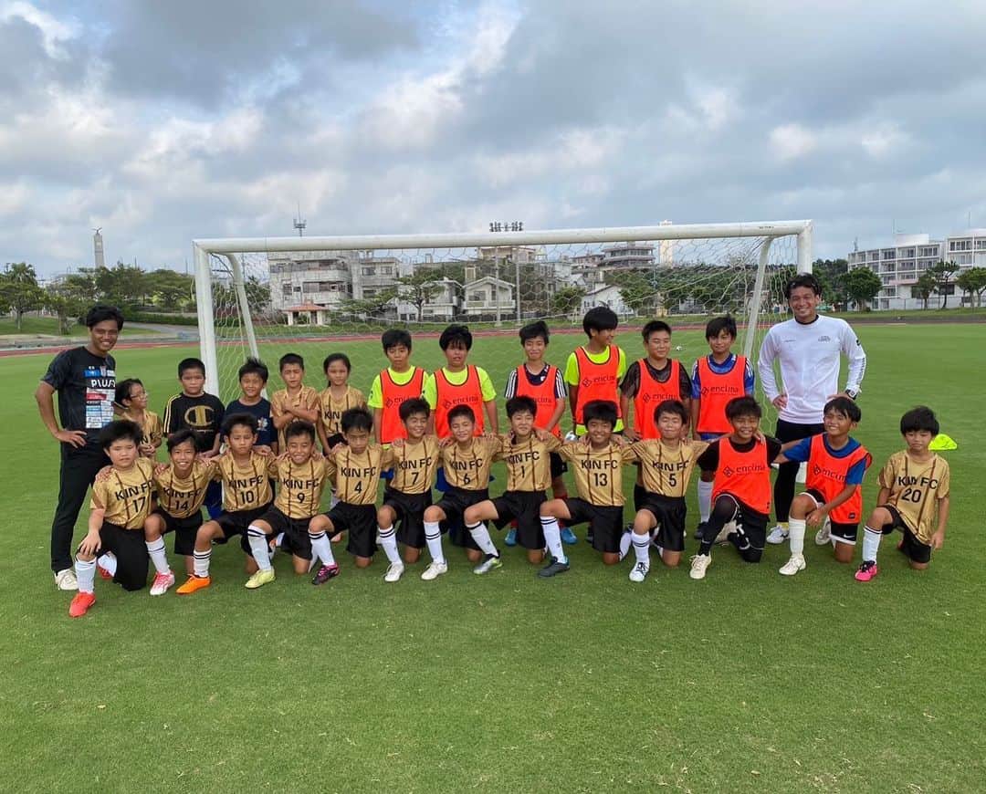 上里一将のインスタグラム：「・ 【GREEN FIELD OKINAWA合同会社主催上里一将サッカースクール開催のお知らせ】  この度、金武町にて、GREEN FIELD OKINAWA合同会社主催上里一将サッカースクールを開催致します。  金武町とは、現役時代に11年間在籍していた『北海道コンサドーレ札幌』で、毎年一次キャンプの期間に金武町陸上競技場を利用させて頂き、大変お世話になったご縁があります。毎年金武町の素晴らしい施設やクッション性の高い天然芝、そして町民の皆様から温かいおもてなしを受けながら、シーズンを迎える準備が出来た事、大変感謝しております。  今回そういったご縁もあって、金武町内、そして周辺地域の子供達への技術指導を通じ、少しでも恩返しとなるサッカースクールが実施出来ればと考えております。  8月15日（火） @金武町フットボールセンター天然芝グランド 15:00-16:15 低学年（1年生〜3年生） 16:15-17:30 高学年（4年生〜6年生） 中学生（1年生〜3年生） 17:30-19:00  8月22日（火） 金武町フットボールセンター天然芝グランド 15:00-16:15 低学年（1年生〜3年生） 16:15-17:30 高学年（4年生〜6年生） 17:30-19:00 中学生（1年生〜3年生）  ▪️参加費無料 ▪️各クラス定員30名  InstagramのDMにて事前受付と当日会場受付にて募集させて頂きます。  お申込み ▪️学校名　▪️学年　▪️名前 ご記入の上ご連絡お待ちしています。  定員の関係で参加不可となる可能性もあります。予めご了承ください。」
