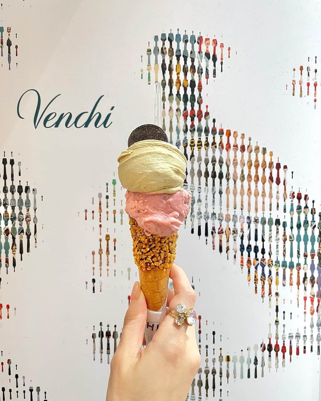 のインスタグラム：「♡ ・ ・ @venchi_jp のジェラートが好きすぎる〜💓 なんでこんなに美味しいのだろうか🥹🫶🏻  キラキラリングは @clartebyr_jp ♡ カラバリ豊富でどれも可愛くて とっても迷ったなぁ〜🥹💍 ゴールドとシルバーを重ねてつけてるよ〜 他のリングと合わせても可愛いっ🩶🤍」