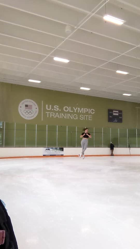 コートニー・ヒックスのインスタグラム：「I came so close to falling on this guy but in the air I was like NOT TODAY and managed to at least get my foot under me. But yeah first landed 3F+3Lo on camera! Yesterday was a big day for my jumping lol two triple salchows AND a triple triple? Iconic. . . . . #iceskater #iceskate #iceskating #figureskater #figureskate #figureskating #figureskating_amazing #lutz #triplejump #morning #fypage #fypシ #foryou #foryoupage #usfigureskating #isu #reels #pretty #athletesofinstagram #athlete #jacksonultima #johnwilson #jumps #explorepage #explore #фигурноекатани」