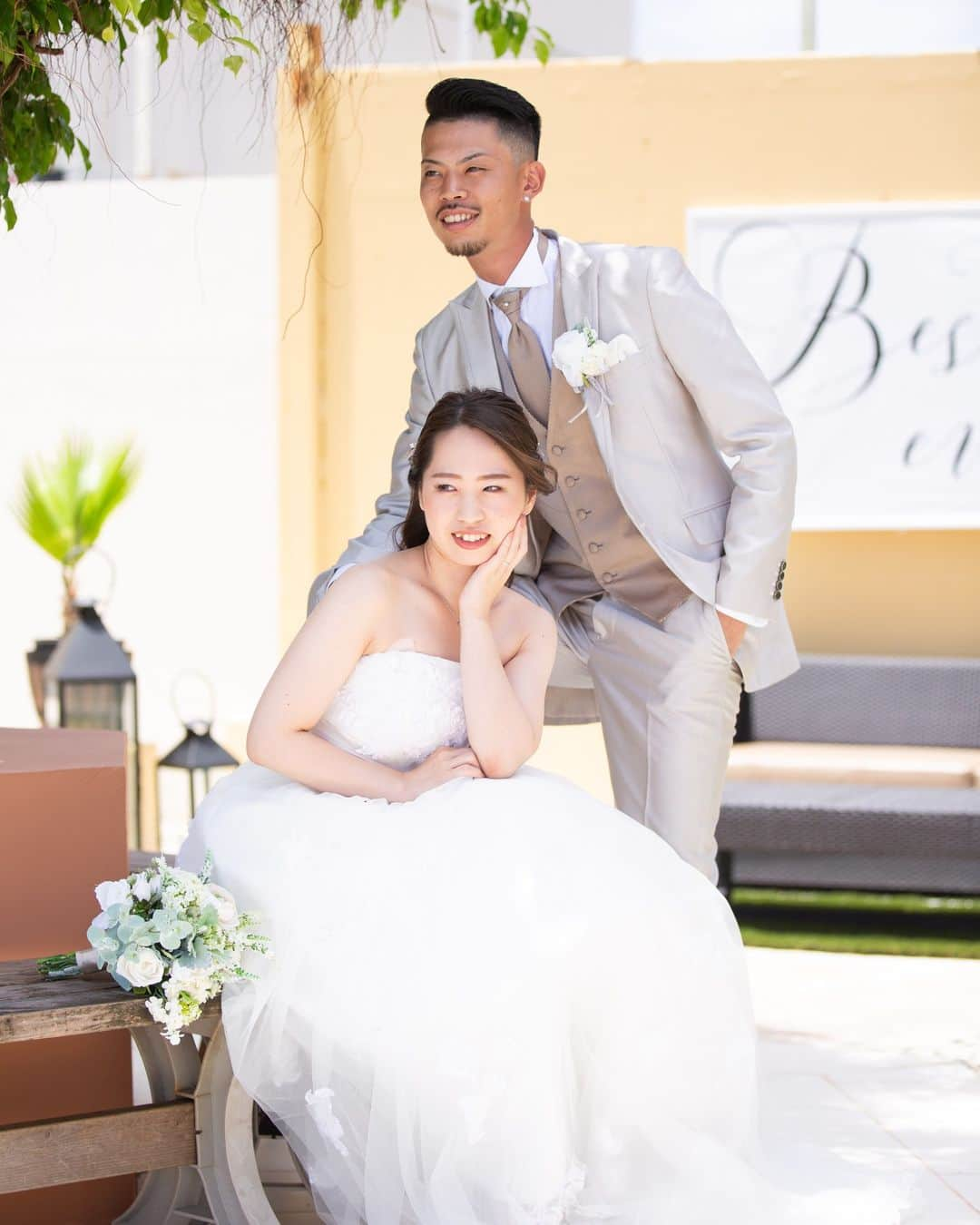 Watabe Weddingのインスタグラム：「ファミリーツリーの下でおしゃれにポーズ！  Beach & Garden Photo @ Te Quiero  Hair & make : Yumi Photo : Chase / ideasphotography  #guam #wedding #beach  #beachphoto #resort  #resortwedding  #watabewedding  #guamwedding  #picoftheday  #nofilter  #instapic  #instagram  #weddingphotography  #2023夏婚  #2023bride  #海外挙式 #ビーチフォトウェディング  #ワタベウェディング  #グアム  #リゾートウェディング  #タモンビーチ」