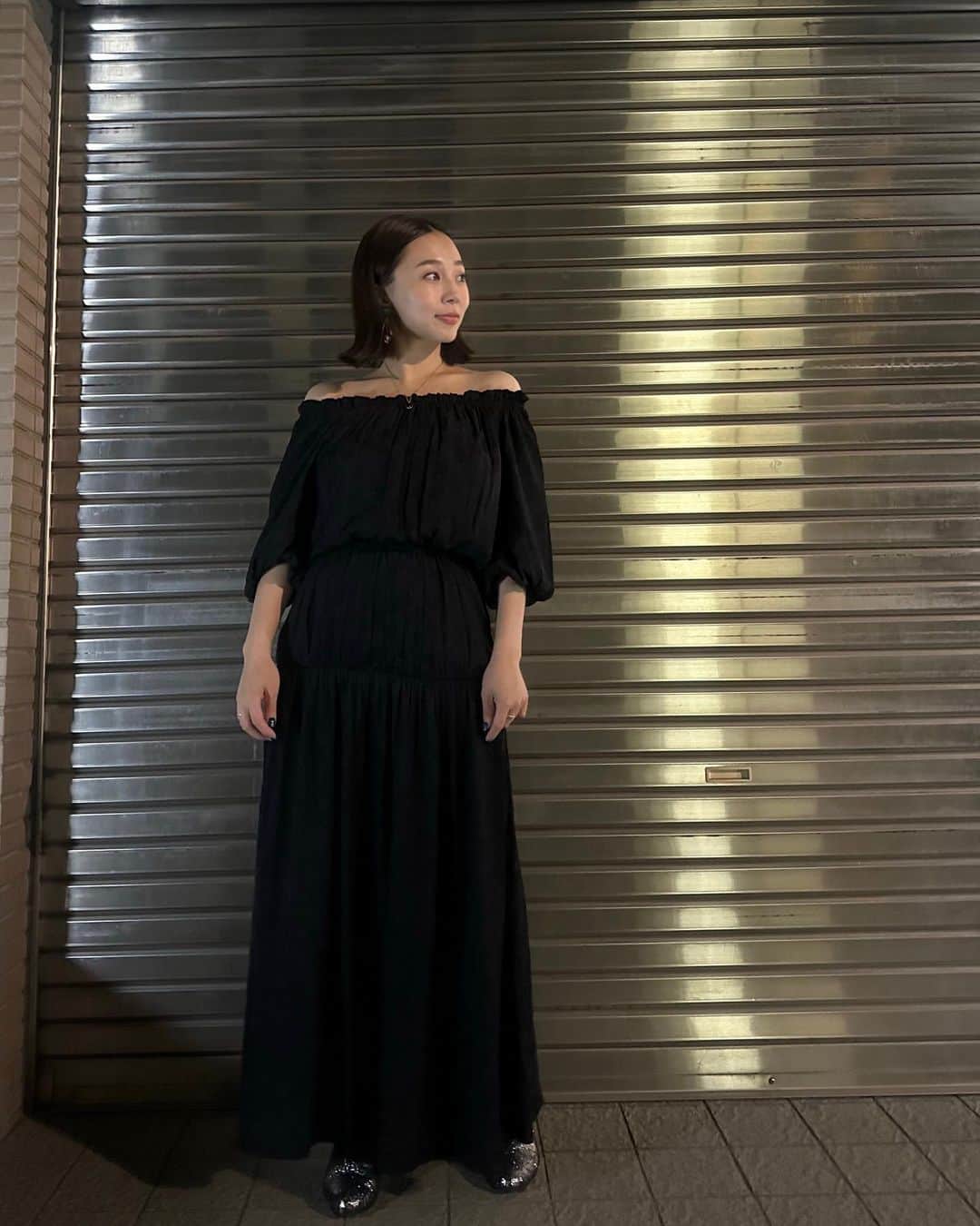 橋本愛奈のインスタグラム：「今回の3040で着たワンピース！ なかなか挑戦してこなかった オフショルです〜ちなみに2way🖤 なので肩出しても出さなくても◎ 妊婦のわたしでも可愛いワンピース着れて嬉しい☺︎  #いつかのハシモト #久しぶりな気がする #実は髪をバッサリ切りました #マタニティコーデ」