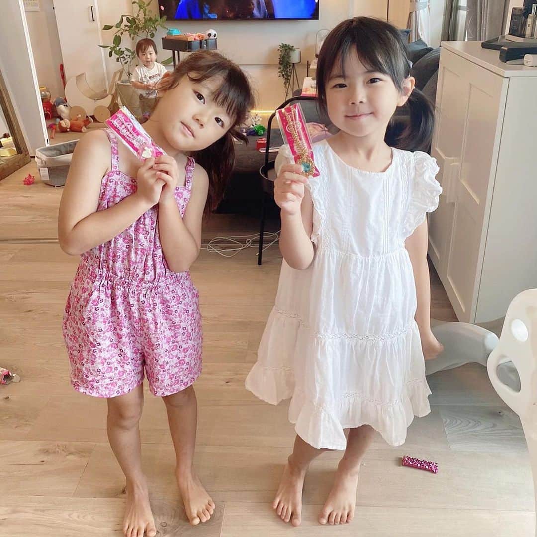 mariomi324のインスタグラム：「のんべえ会🍾💕 この人たちと飲むと私は必ず潰れて寝る！😂 でも楽しすぎて飲んでしまうのよね🥹🍺 ⭐︎ ゆあのんもすっかりお姉さんになったなぁ🥰 これからも子供たちの成長を楽しみに、3人で酒飲んでこうw ありがと♥️♥️♥️ ✳︎ ✳︎ ✳︎ ✳︎ #5歳 #2歳9ヶ月 #女の子ママ #姉妹ママ #姉妹 #kidsfashion #kidstagram #instakids #kidsphotography  #onthetable #おうちごはん #おうちごはんlover #おうちカフェ #おうちランチ」