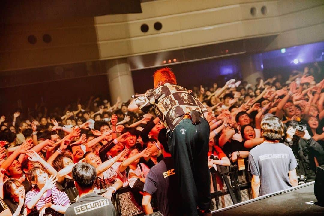 N∀OKIのインスタグラム：「京都KBSホール Hakubi presents 京都藝劇 2023  若手まみれの中OVER AGE枠にて 大人げなくも勇猛果敢渾身 フルスイング  無論京都最高  Hakubi 京都藝劇  続けてたもれ  ありがとうございました  写真  ドクターフィッシュならぬ ドクターフェレットを現在実験中とのこと…体中ほぼ傷だらけやん…かける言葉が一つも見当たらない @kawado_photo」