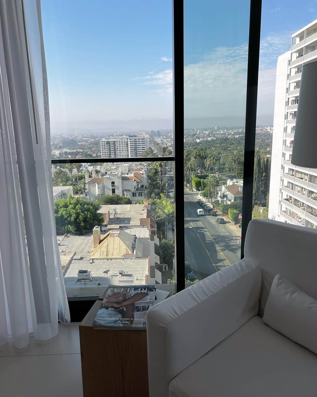 村上瑠美奈さんのインスタグラム写真 - (村上瑠美奈Instagram)「📍LA The West Hollywood EDITION @wehoedition   ラグジュアリーで洗練された美しい空間のホテル。  角部屋で眺めがとっても良くて お部屋でごろごろしたり 屋上のプールで過ごしたり ホテルから出たくなくなる居心地の良さ🩵✨  お部屋に収まりの良いソファがありました🐈 居心地が良いんです🫧  みんなの良いホテルのポイントって何ですか？  #losangeles #losangeleshotel #thewesthollywoodedition #lahotel #lalife #laホテル#ロサンゼルスホテル#エディションホテル　#ホテルプール」8月13日 11時01分 - ruminamurakami