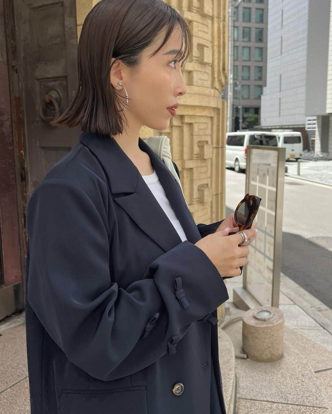 山内一世のインスタグラム：「_ メンズライクなテーラーリングに共地で縫い上げたリボンが 手元を見るたびに愛らしいRIBBON OVERSIZED JACKET🖤 それに、22AWで大人気だったRIB HEM VELVET PANTSの 裾部分を再現した、RIB HEM SWEAT PANTSと ネイビーコンビでset up風に。 肉厚ながらもソフトで肌触り抜群の上質な裏毛生地を採用。 たっぷりとったボリュームシルエットに足首のシャーリングがメリハリがつき、全体のバランスをより美しく。 その上とんでもない心地良さでございます🫶🤤 (この上下もスタッフ間で色で悩んでおります笑  ▪︎RIB HEM SWEAT PANTS/ NYV ▪︎RIBBON OVERSIZED JACKET/ NYV ▪︎TIE LEATHER BALL BAG/ WHT ▪︎THIN HOOP EARRINGS/ SILVER」