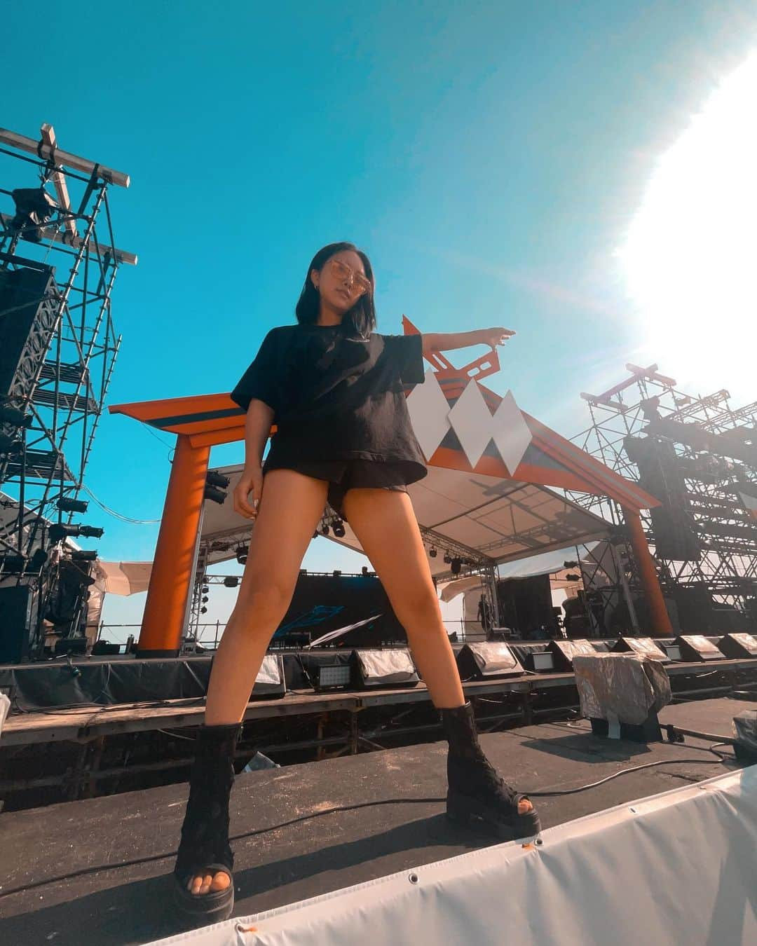 ᴍᴀʏᴀのインスタグラム：「Hot summer is here🌴🔥 Very Japanes style stage this year @music_circus !!⛩ See you main stage at 4pm🥳  サウンドチェック完了〜16時に集合です‼︎今年もステージを一緒に盛り上げてくれるのは @oleg_calleo_violin 🎻と💃 @cyberjapan 🥳 今年も暑い夏を一緒に過ごしましょー‼︎」