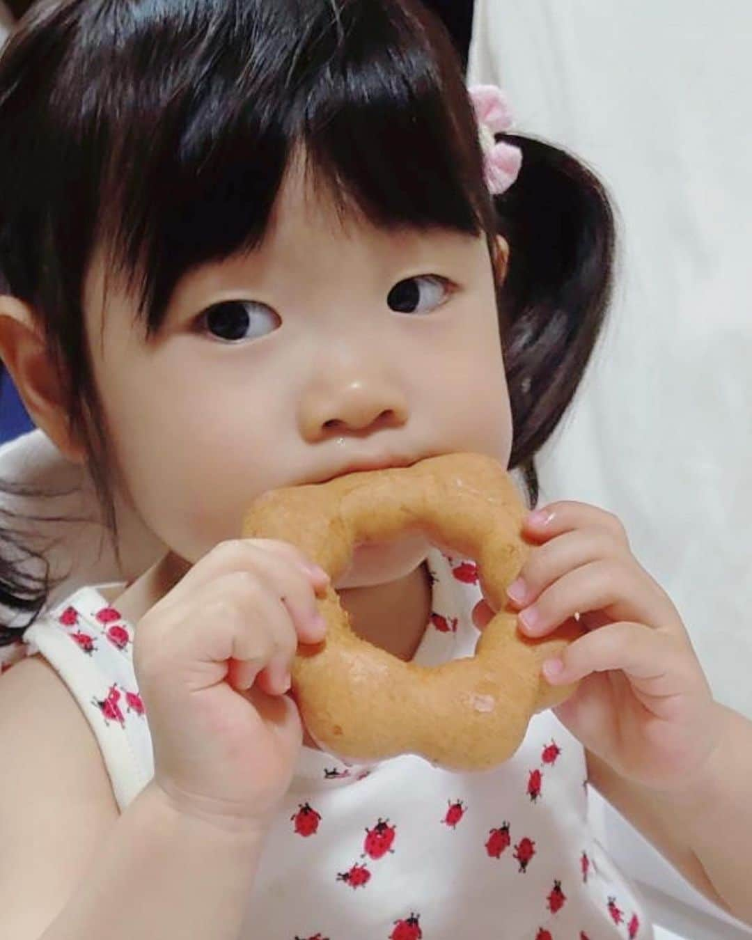 星沙織さんのインスタグラム写真 - (星沙織Instagram)「* * ドーナツたいむぅ🍩🍴  ドーナツとかあむあむ食べてる姿ってほんとかわいい♡♡ スタバのドーナツはフワフワだけど、ミスドはピンクドーナツがあるから好きなんだって。 * *」8月13日 11時09分 - saaaaa0rin