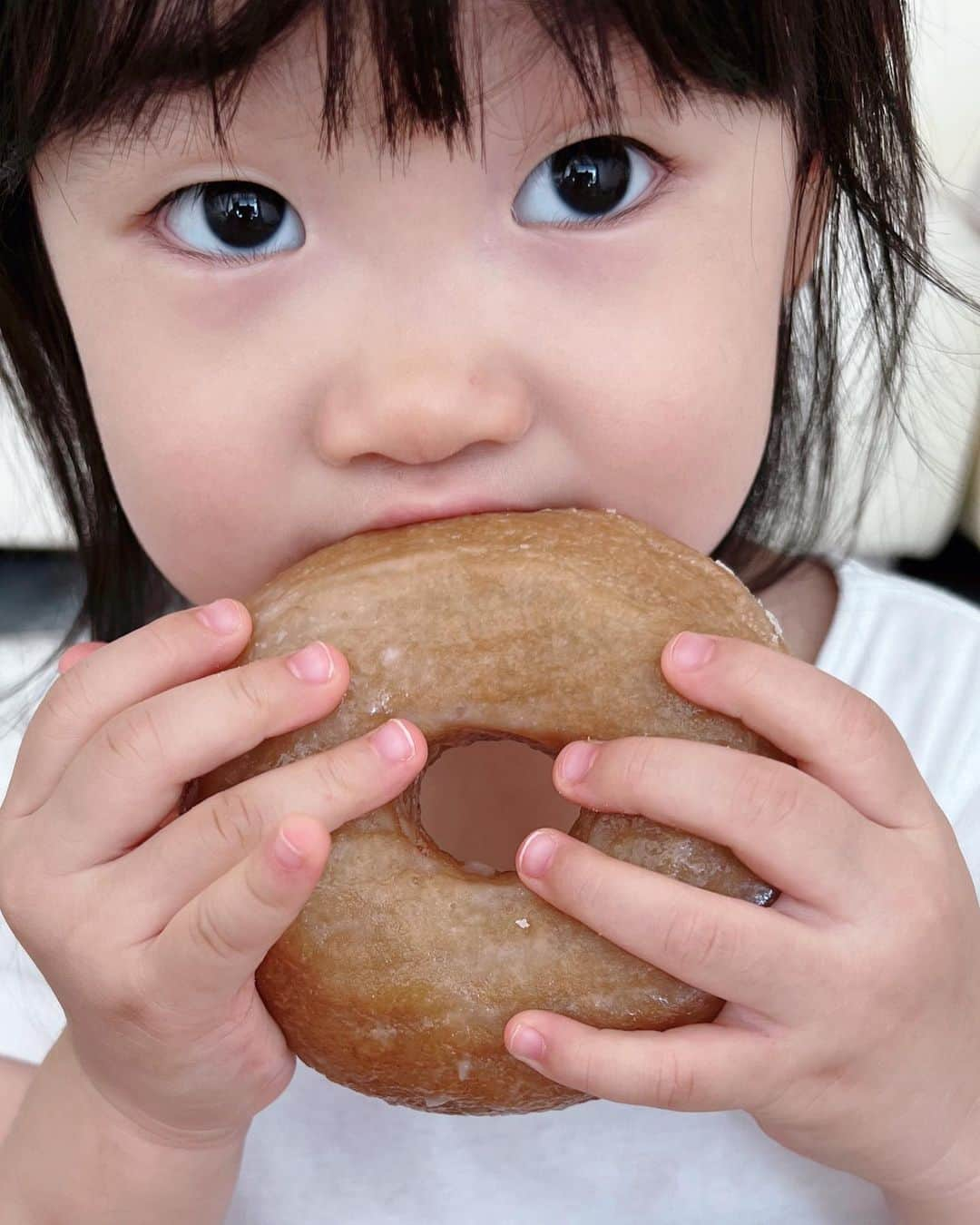 星沙織さんのインスタグラム写真 - (星沙織Instagram)「* * ドーナツたいむぅ🍩🍴  ドーナツとかあむあむ食べてる姿ってほんとかわいい♡♡ スタバのドーナツはフワフワだけど、ミスドはピンクドーナツがあるから好きなんだって。 * *」8月13日 11時09分 - saaaaa0rin