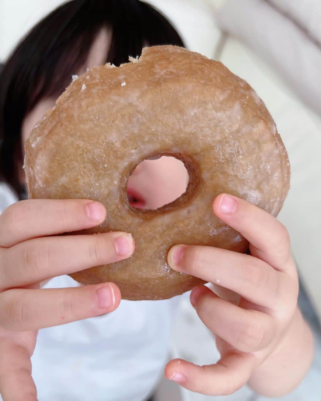 星沙織のインスタグラム：「* * ドーナツたいむぅ🍩🍴  ドーナツとかあむあむ食べてる姿ってほんとかわいい♡♡ スタバのドーナツはフワフワだけど、ミスドはピンクドーナツがあるから好きなんだって。 * *」