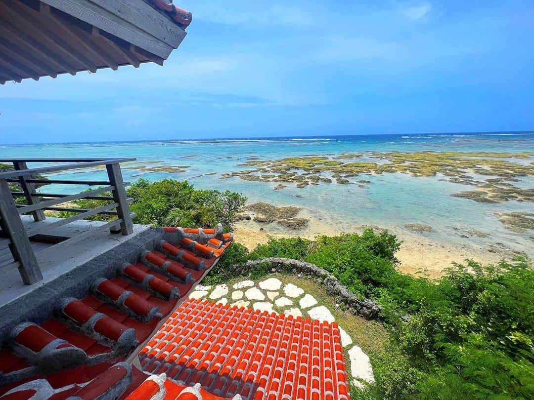 富久美玲のインスタグラム：「_ . 沖縄旅行1発目の宿は百名伽藍さんへ🌺 . 安定オーシャンビューで水平線最高！ 私的に干潮の時が1番絶景ですね🥺🥺 .」
