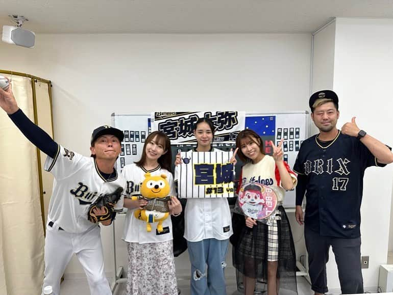 大岩根綾奈さんのインスタグラム写真 - (大岩根綾奈Instagram)「こんにちは🌞  昨日は レインボータウンFM📻 『オリックス勝手に応援！姫ラジ』 マシェバラ配信アプリ💻 『B-Night』  1日オリックスDAYでした😊⚾️ ご視聴、ご観覧、メール、チャットなどなど沢山ありがとうございました✨　  ずっとお会いしたかった宮城弥生ちゃん（ @yayoi5482 ）🫶 とっても家族想いで一度会ったらみんな大好きになる素敵な方でした💓  そして、お久しぶりの山本申伸（いでけん）さん（　@ideken0720 ）⚾️ 山本由伸投手のモノマネに磨きがかかってて感動しました😆✊  今年も相変わらずレギュラーメンバーや他の現場などでもお会いする素敵な方々に囲まれてとても恵まれてます😊応援してくださる皆さんもいつもありがとうございます🫶  #ラジオ  #配信  #番組  #生放送  #bs2023  #オリックス  #オリックスバファローズ  #オリ姫  #野球  #野球女子」8月13日 11時13分 - ooiwaneayana