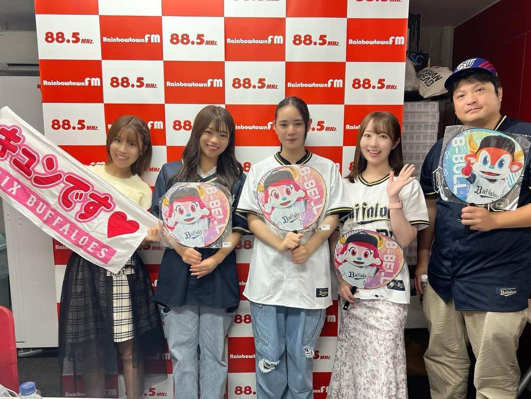 大岩根綾奈さんのインスタグラム写真 - (大岩根綾奈Instagram)「こんにちは🌞  昨日は レインボータウンFM📻 『オリックス勝手に応援！姫ラジ』 マシェバラ配信アプリ💻 『B-Night』  1日オリックスDAYでした😊⚾️ ご視聴、ご観覧、メール、チャットなどなど沢山ありがとうございました✨　  ずっとお会いしたかった宮城弥生ちゃん（ @yayoi5482 ）🫶 とっても家族想いで一度会ったらみんな大好きになる素敵な方でした💓  そして、お久しぶりの山本申伸（いでけん）さん（　@ideken0720 ）⚾️ 山本由伸投手のモノマネに磨きがかかってて感動しました😆✊  今年も相変わらずレギュラーメンバーや他の現場などでもお会いする素敵な方々に囲まれてとても恵まれてます😊応援してくださる皆さんもいつもありがとうございます🫶  #ラジオ  #配信  #番組  #生放送  #bs2023  #オリックス  #オリックスバファローズ  #オリ姫  #野球  #野球女子」8月13日 11時13分 - ooiwaneayana