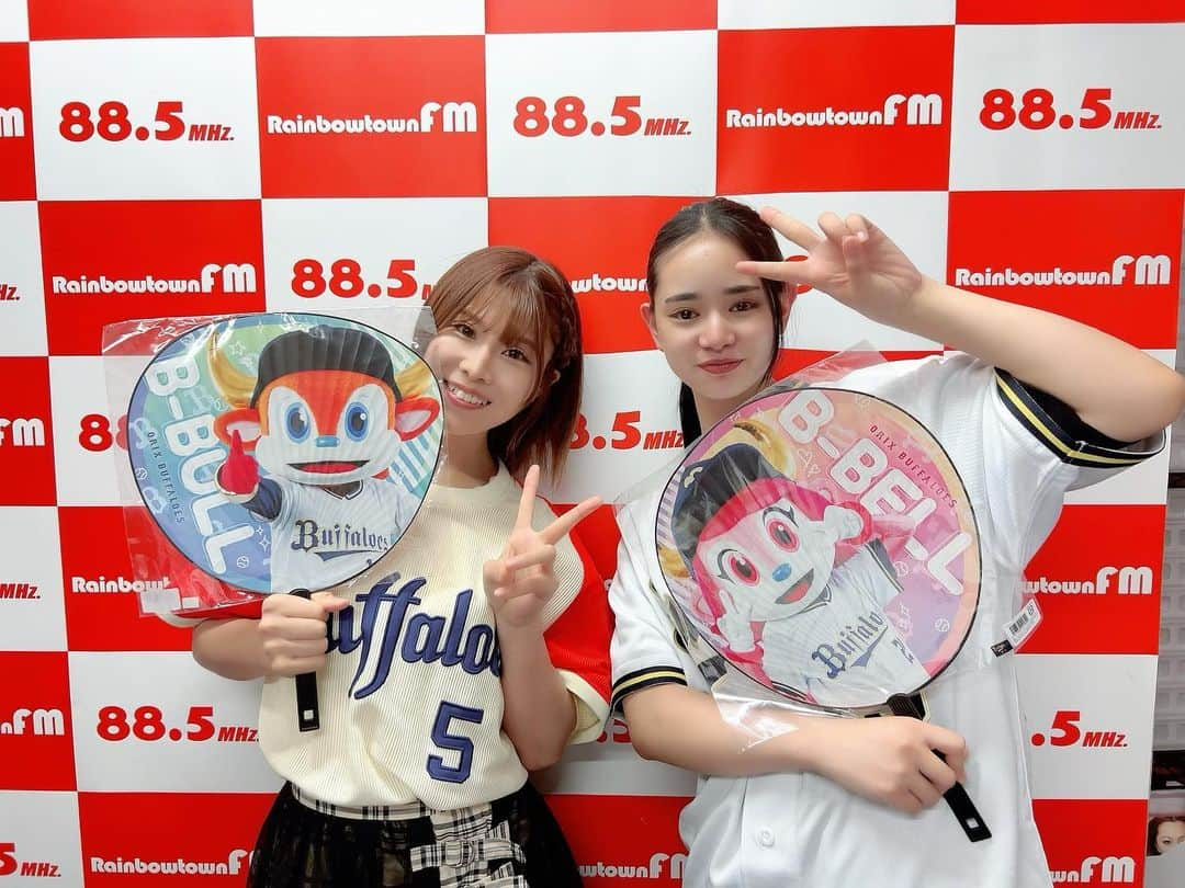 大岩根綾奈のインスタグラム：「こんにちは🌞  昨日は レインボータウンFM📻 『オリックス勝手に応援！姫ラジ』 マシェバラ配信アプリ💻 『B-Night』  1日オリックスDAYでした😊⚾️ ご視聴、ご観覧、メール、チャットなどなど沢山ありがとうございました✨　  ずっとお会いしたかった宮城弥生ちゃん（ @yayoi5482 ）🫶 とっても家族想いで一度会ったらみんな大好きになる素敵な方でした💓  そして、お久しぶりの山本申伸（いでけん）さん（　@ideken0720 ）⚾️ 山本由伸投手のモノマネに磨きがかかってて感動しました😆✊  今年も相変わらずレギュラーメンバーや他の現場などでもお会いする素敵な方々に囲まれてとても恵まれてます😊応援してくださる皆さんもいつもありがとうございます🫶  #ラジオ  #配信  #番組  #生放送  #bs2023  #オリックス  #オリックスバファローズ  #オリ姫  #野球  #野球女子」