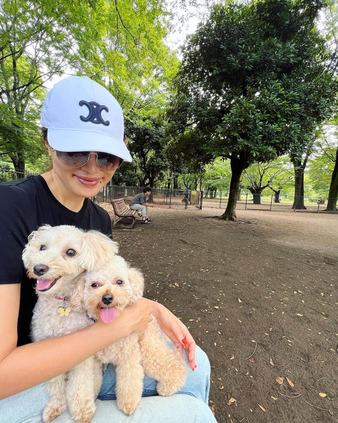 廣瀬規子のインスタグラム：「ドッグランも、、、とても蒸し暑い本日、、、🥵 暑いのに我が家のお嬢さんたちは、、膝の上がお気に入りです😅  暑すぎて、、早々に撤退です🥵😅」