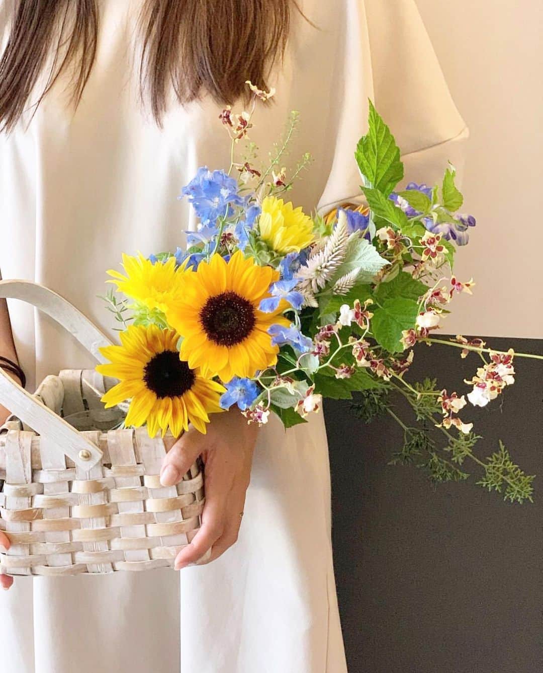 内山絵里加のインスタグラム：「・ ・ ひまわり畑に行きたいなと思いながら なかなか行けないので、ひまわりの花束を🌻 青色がすきなので、いろんな青の デルフィニウムを混ぜました🩵💙 ・ 【8月のイベント予定】 ✔️8月19日(土)17:00- 【駿府城夏祭り オープニングアクト】 鬼頭さんの代わりに、MOTTOを歌って踊ります💃 お祭りを盛り上げてゆきますので よろしくお願いします！  ✔️8月20日(日)10:30-13:30 【秋葉総本殿袋井可睡斎で縁結び】司会 良縁御祈祷＆精進料理付きパーティ🌸 たくさんの方に幸せが降り注ぎますよう お手伝いさせていただきます。 私も大好きなパワースポット。 ご利益ありそうです✨  ✔️8月27日(日)11:00-12:00 【浜名湖ファームにて新商品紹介インスタLIVE】  また増えそうなイベントや 各イベントの詳細は随時お知らせします🫶 暑い日が続きます。 どうかみなさん、こころもからだも 健やかにお過ごしくださいね🌱🚿 ・ #8月 #イベント #夏祭り #ひまわり #花束 #花のある生活」