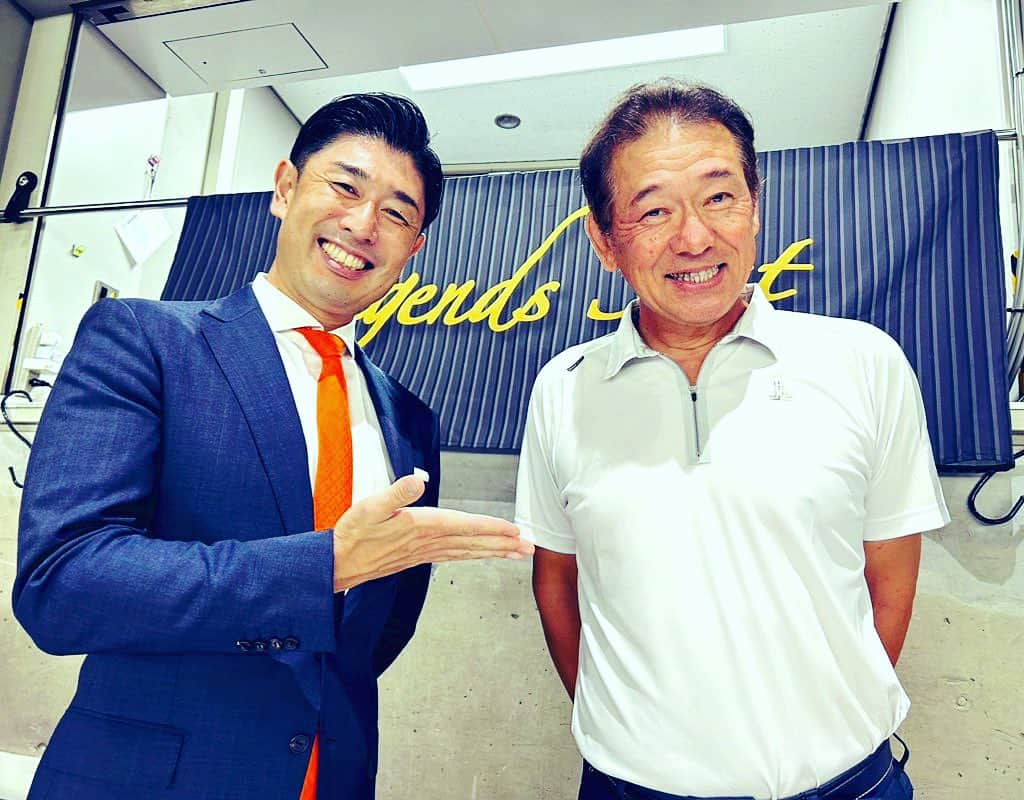 高橋大輔のインスタグラム：「昨日、ジャイアンツ⚾️ナイスゲーム✨  1つ勝つのは簡単な事ではないと‥  当たり前の事ですが痛感していたこの連戦。 それだけにゲームセットの瞬間の安堵感といったら‥  今日は真夏の東京ドーム6連戦・6戦目  連勝で次戦の名古屋に繋げたいですね！  14時プレイボール🏟️東京ドームでお待ちしております🎤  レジェンズシート解説は川口和久さんでした😊  #読売ジャイアンツ #ジャイアンツ #東京ドーム #プロ野球 #レジェンズシート #川口和久さん #スタジアムmc #髙橋大輔 #高橋大輔」