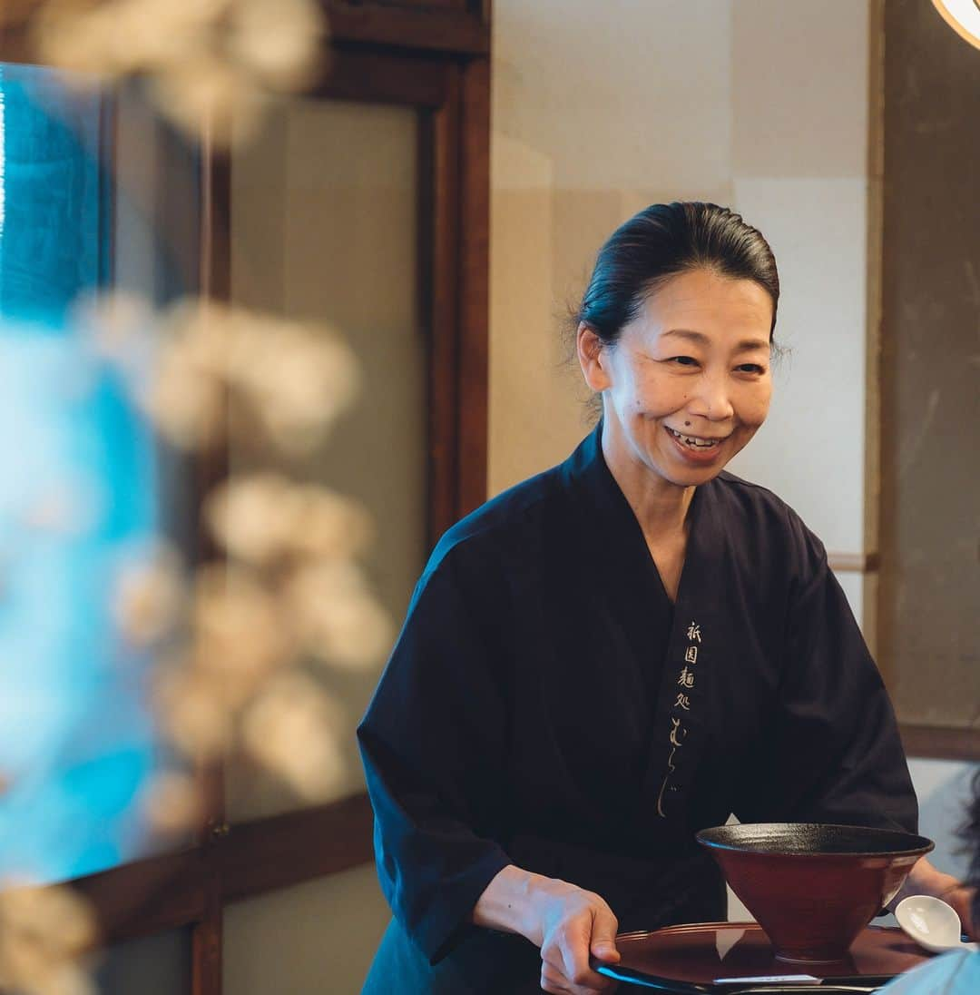 祇園麺処 むらじのインスタグラム：「「女性が一人でも入りやすいラーメン店」を目指してオープンした「ラーメンむらじ」。 女性スタッフがイキイキと働ける場、ここに集うすべての人が垣根を越えて楽しめる場でもありたいと思っています。  “Ramen Muraji” was opened with the aim of being “a ramen restaurant where even a single woman traveler do not hesitate to come in ”. Now, we also aim  of being the place female staff can work energetically and everyone who gathers here can enjoy time together beyond the barriers.   #ramenlovers #kyotolunch #kyotodinner #kyotonoodle #麺テロ #kyototrip #kyotogram #京都グルメ #kyotoramen #京都ラーメン　 #関西ラーメン #ラーメン好きと繋がりたい　 #四条グルメ #飯スタグラム #japanramen #ramenlover #thirdplace」