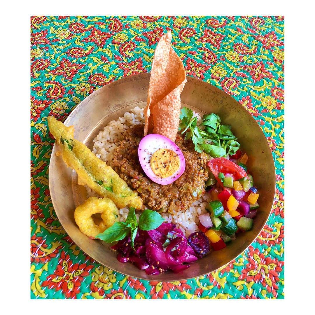森千波のインスタグラム：「本日11:30〜です よろしくお願いします！  ◯自家製野菜のcurryプレート ・キーマカレー ・クミンライス ・ゆで卵のピクルス ・きゅうりとトマトのカチュンバル ・紫玉ねぎとレモンバジルのアチャール ・おくらのスパイシーフリッター ・パパド 　テイクアウトOK ◯いちじくのパフェ ◯レモンケーキ ◯クラフトコーラ ◯アイスレモングラスティー  ⋱⋰ ⋱⋰ ⋱⋰ ⋱⋰ ⋱⋰ ⋱⋰ ⋱⋰ ⋱⋰ ⋱⋰ ⋱⋰ ⋱⋰ ⋱⋰  Anonymé POPUP  8/11(fri)〜13(sun) 11:00〜18:00  @anonyme_s_s  大阪府大阪市中央区南船場２丁目２−２８ 順慶ビル地下1F BOILER ROOM」