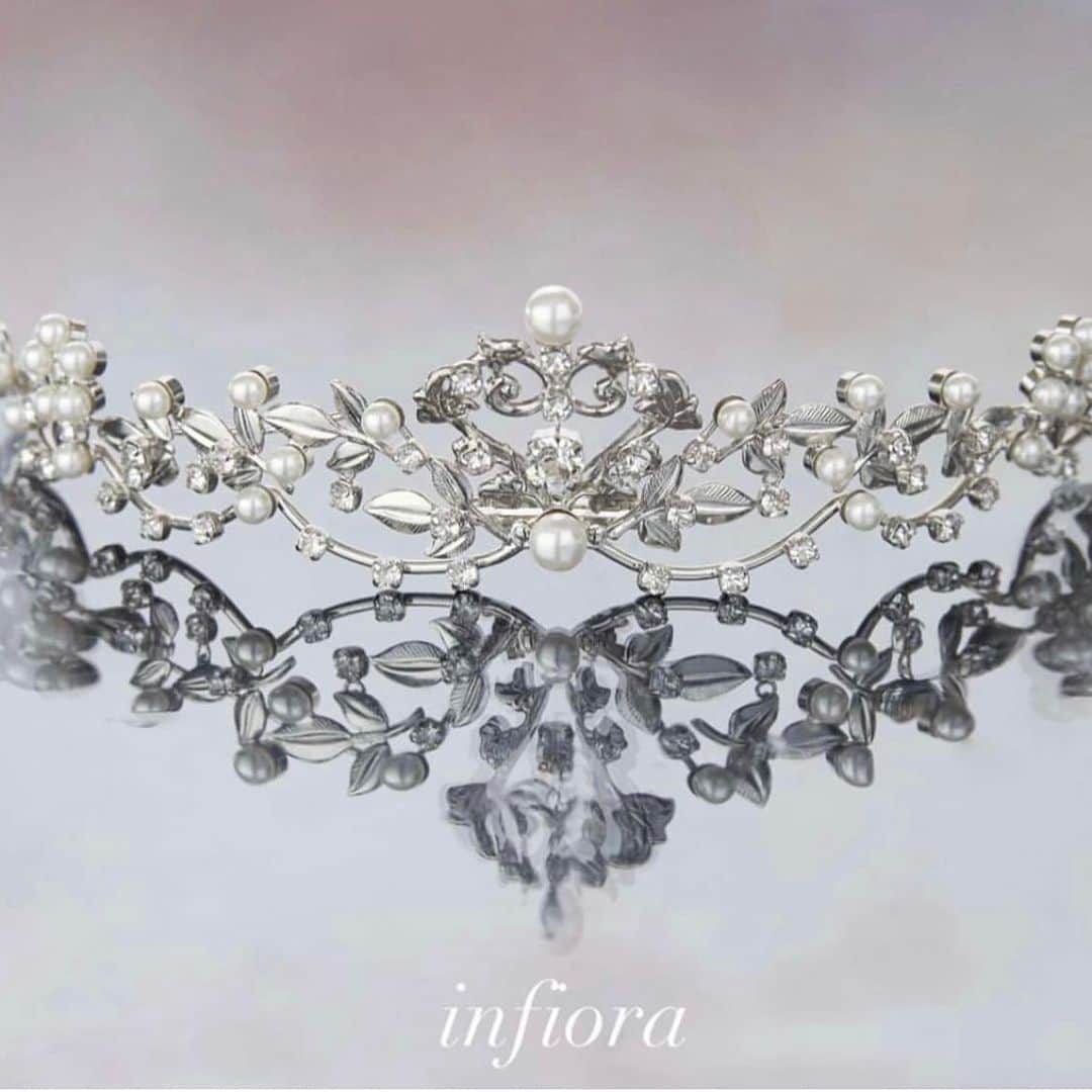 Taro Kamitani 世界初のティアラデザイナーさんのインスタグラム写真 - (Taro Kamitani 世界初のティアラデザイナーInstagram)「TARO KAMITANI最新作 『インフィオーラ』 自然モチーフの洗練＆繊細な美しさ。 最高級品質のアコヤ真珠＋ ダイヤモンドに匹敵する輝き、 新素材「infiora」を贅沢に使用。  テーマは「心、咲かせる、美しさ」。 自然美を使って、曲線のみで デザイン構成。 極シンプルながら、 世界最高級の素材を活かした、 軽やかで繊細な美しさを 目指しました。 ティアラを着けた人の「らしさ」、 内側からの輝きを、 花のように咲かせます。  王道感あるデザインフォルムで、 クラシカルなプリンセスヘア、 ナチュラルなダウンスタイル どちらにも合わせやすく、 品位と存在感を放ちます。  ティアラ、 イヤリング、ネックレス、 そして、ご新郎さまのメンズピン。  ドレスとのコーデ、全体バランスも、とことん追求。 クラフトマンシップの技が、 細部にまで光ります。  ドレスメーカー、 クラウディアグループの 店舗限定コレクションです。  雑誌「STORY」「VERY」「CLASSY.」「JJ」「朝日新聞」等でも紹介されました。 ______________  @wedding_hiltonnarita  @biancasposa_mie  @kobe_portopiahotel_wedding  @lf_the_palm_garden_orient  @arcenciel.luxeosaka  @eines_oceanportside  @hotelnikkonarita_wedding  @wedding_hiltonnarita  @grandnikkotokyodaiba_wedding  @makecworthdressing @arcenciel.luxenagoya  @nikko_narita_costumesalon  @nidomwedding  @ginzacouturenaoco_dress  @arcenciel.yokohama  @urayasubrightonhotel_bridal  @meriken_orientalhotel_wedding  @ailesfortuna @rihgaroyalhotel_wedding @arcenciel.kanazawa」8月13日 11時34分 - tarokamitani_tiaradesigner