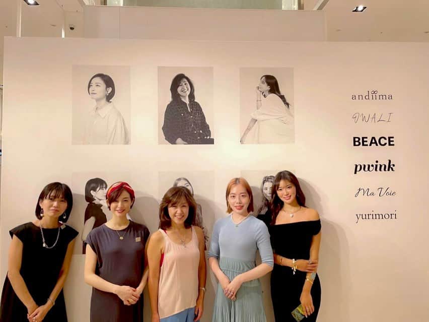 森友里恵のインスタグラム：「阪急梅田もこのメンバーで頑張ります❣️  遊びにきてね😍  📍阪急うめだ本店1階アクセサリー売場 8月23日（水）〜29日（火） 10:00-20:00まで😆✨」