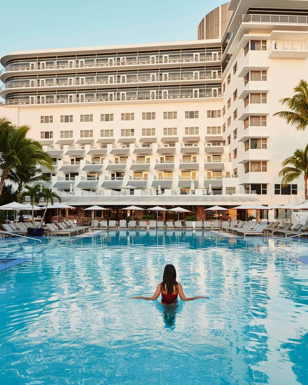 リッツ・カールトンさんのインスタグラム写真 - (リッツ・カールトンInstagram)「Above the coast, beside the waves, or poolside, find your angle on Miami at The Ritz-Carlton, #SouthBeach.」8月13日 11時37分 - ritzcarlton