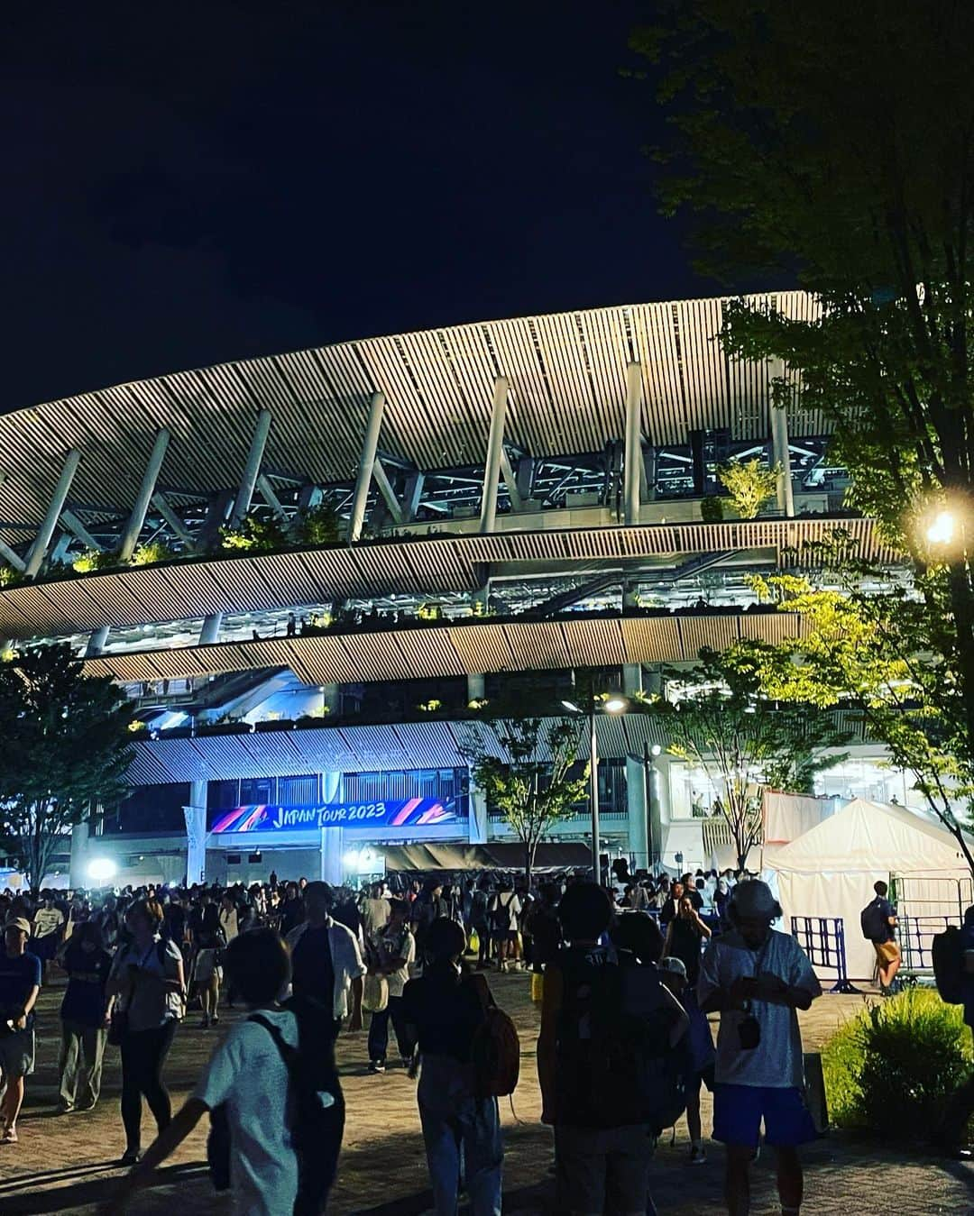 IZAMさんのインスタグラム写真 - (IZAMInstagram)「こんにちは。  今更ですが、、、 PSG vs I.M の試合を仲間がチケットを取ってくれたので行ってまいりました😁  やっぱり日本のサッカーと違い、何でもスピード&フィジカルが求められるサッカーではなくて本当に技術や魅せ方が素晴らしかったし、安心しました。  個人的な見解なのですが、日本サッカーが最近、とても心配な私でしたが、、、 頭と技術でサッカーをしている世界トップレベルに触れて 日本も一日でも早く、そういう育成に全体がなっていってくれる事を願うばかりでした。  本当に遊び心があって素晴らしい夜でした。  ありがとう。  でも、ネイマール出て欲しかったなぁ😢  #IZAM #izam #SHAZNA #shazna #soccer  #psg  #ネイマール」8月13日 11時38分 - izam_official_