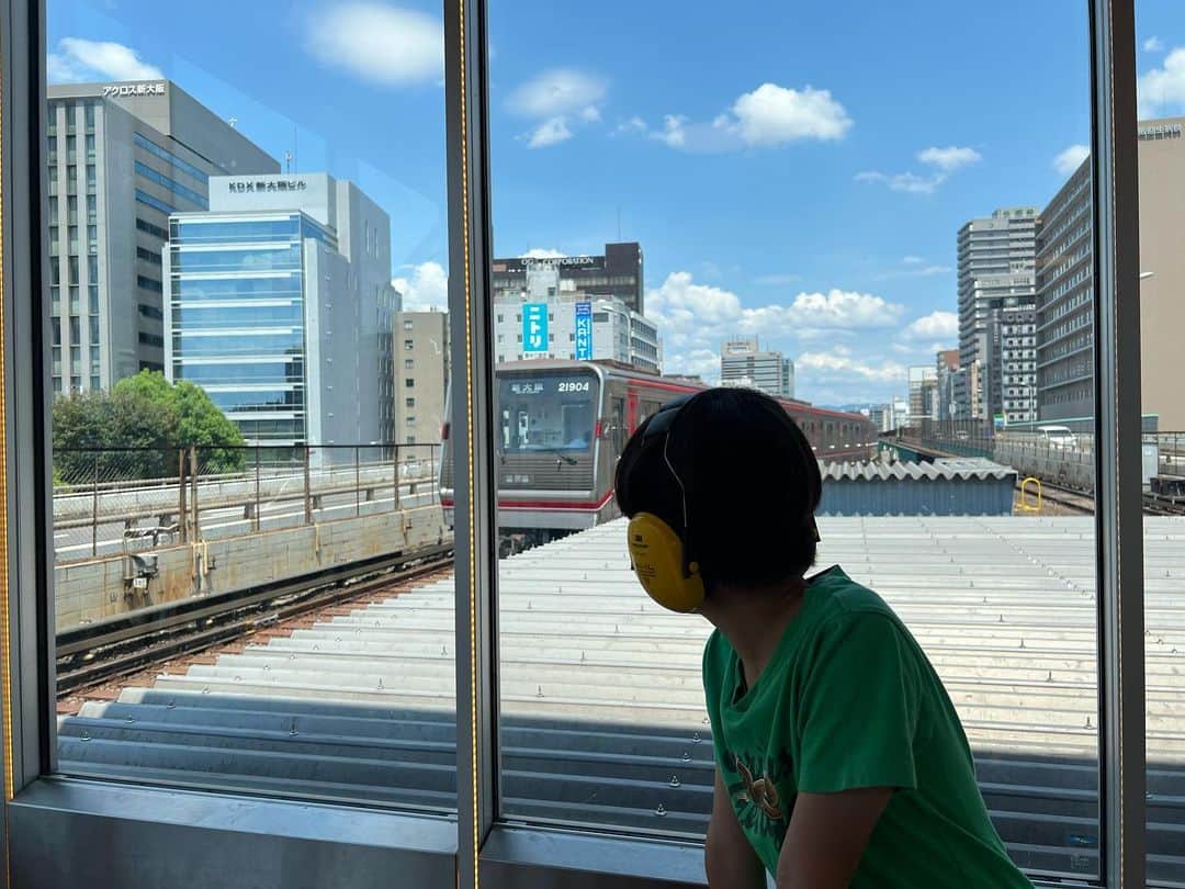 岡友美のインスタグラム：「新大阪で鉄ヲタ活動🚃 ＃小3 ＃次男」