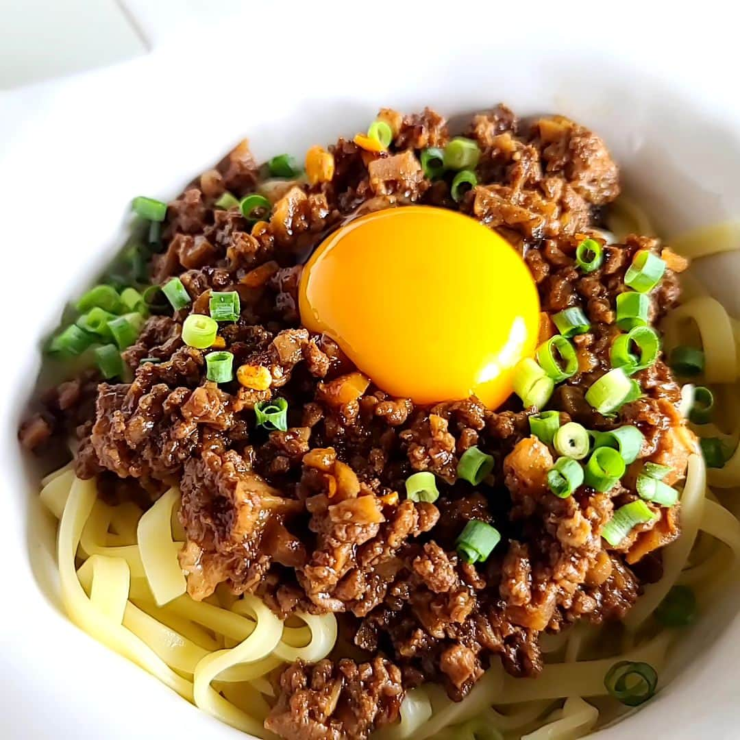 小高亮のインスタグラム：「生麺のフェットチーネでジャージャー麺風にしても良き。  #肉味噌 #魯肉飯 #ジャージャー麺」