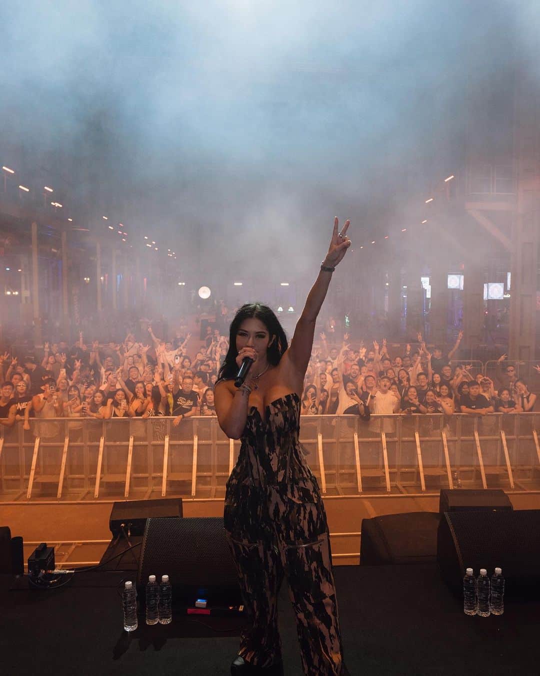 キム・リーのインスタグラム：「SINGAPORE 🇸🇬 I LOVE YOU! Thank you to all the beautiful people who came out last night.」