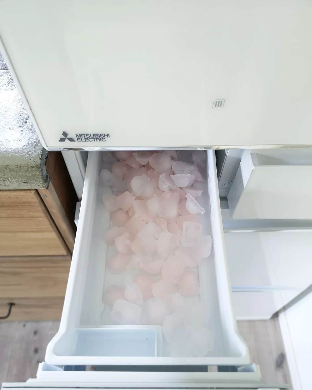 sho.candyさんのインスタグラム写真 - (sho.candyInstagram)「. 気になっていた製氷機の洗浄をやってみました。  タンクに水とこの洗浄剤を入れるだけ😃  ピンクの氷ができたら 次は水道水をいれて 透明の氷ができれば完了。  これで氷も美味しさが増したよう🥛  成分はクエン酸と梅果汁抽出液のみ。 安心して使えます☺️  【木村石鹸】自動製氷機の洗浄剤  @kurasso のプロフィールにあるURLから購入可能です。 10%オフクーポン：【kurassoF189】 （金額問わず全注文に適用）  #kurassoファミリー #kurasso購入品 #アンバサダー #木村石鹸#キッチン#お手入れ#冷蔵庫#製氷機」8月13日 11時58分 - sho.candy