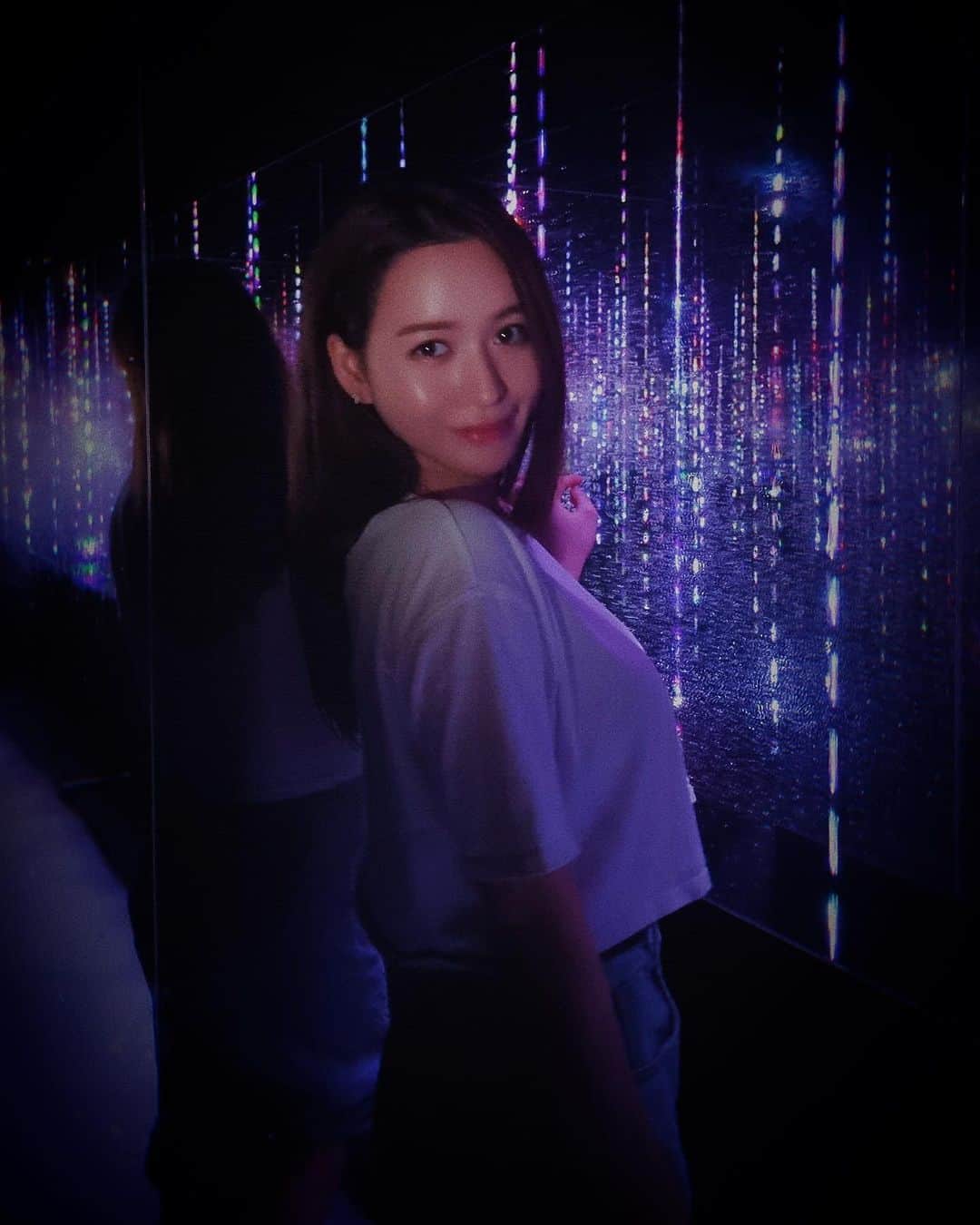 野崎萌香のインスタグラム：「@teamlab.planets に新しく出現した 秘密の部屋にて👽🪐💥⚡️🌈  お水の新作体験してきたよ🫧  暑過ぎる毎日にチームラボプラネッツでの納涼TIME🎐  暑さから逃れてひんやり 神秘的な素敵な時間を過ごせました💫  膝上までお水がくるので 捲りあげていけるお洋服で行ってみてね🍑」