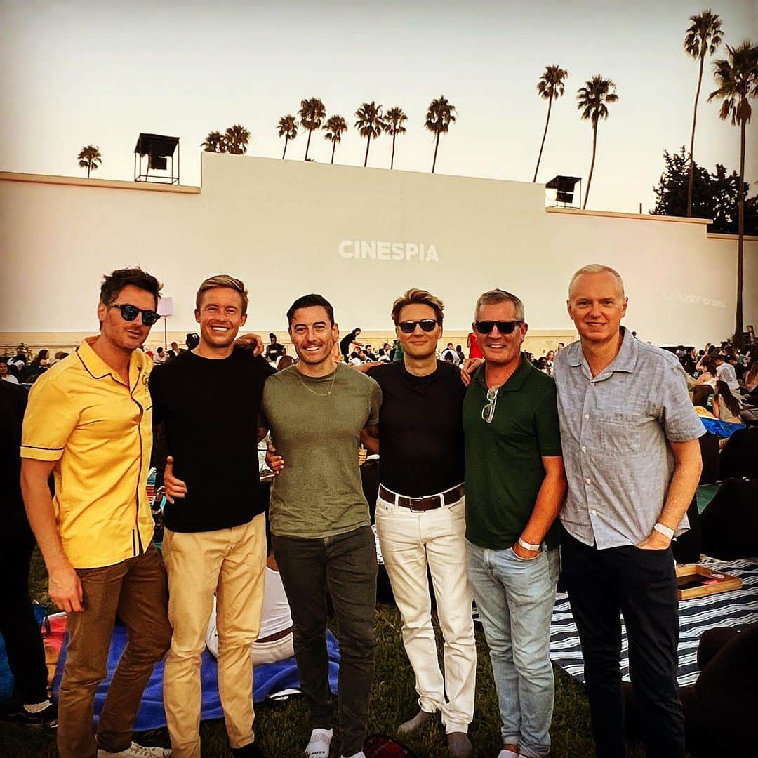オリバー・キエラン・ジョーンズのインスタグラム：「CINESPIA #cinespia #hollywood #hollywoodforevercemetery #movie #sunset #boys #light #saturday #saturdaynight」