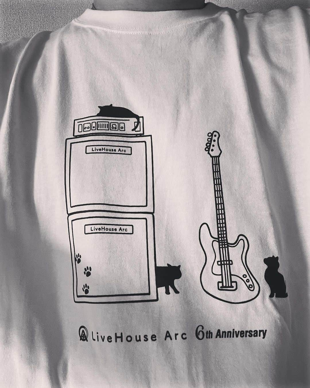 人時さんのインスタグラム写真 - (人時Instagram)「先日お世話になった、大阪は京橋Arcの6周年Tシャツ🎵  お店の方がベーシストだそうで^ ^  カワイイ^ ^  #arc #ベーシスト」8月13日 11時55分 - hitokill