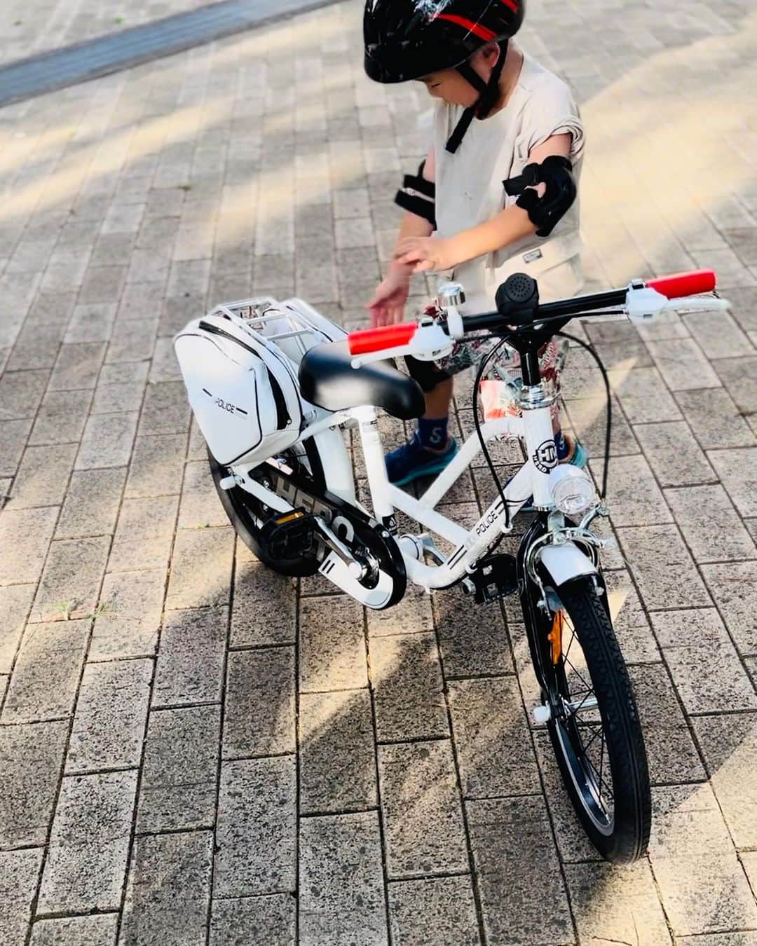 薗田杏奈さんのインスタグラム写真 - (薗田杏奈Instagram)「🙌💕TORAの自転車デビューは白バイ🚲🏍️ これは本当にかっこいい。 補助輪もセットだったのでそのままにするか外すか悩んだけど、外してトライ！ ⠀ 初めてにしては上出来😭👏 この夏に乗れるようになるかな🥰」8月13日 11時55分 - love.byanna