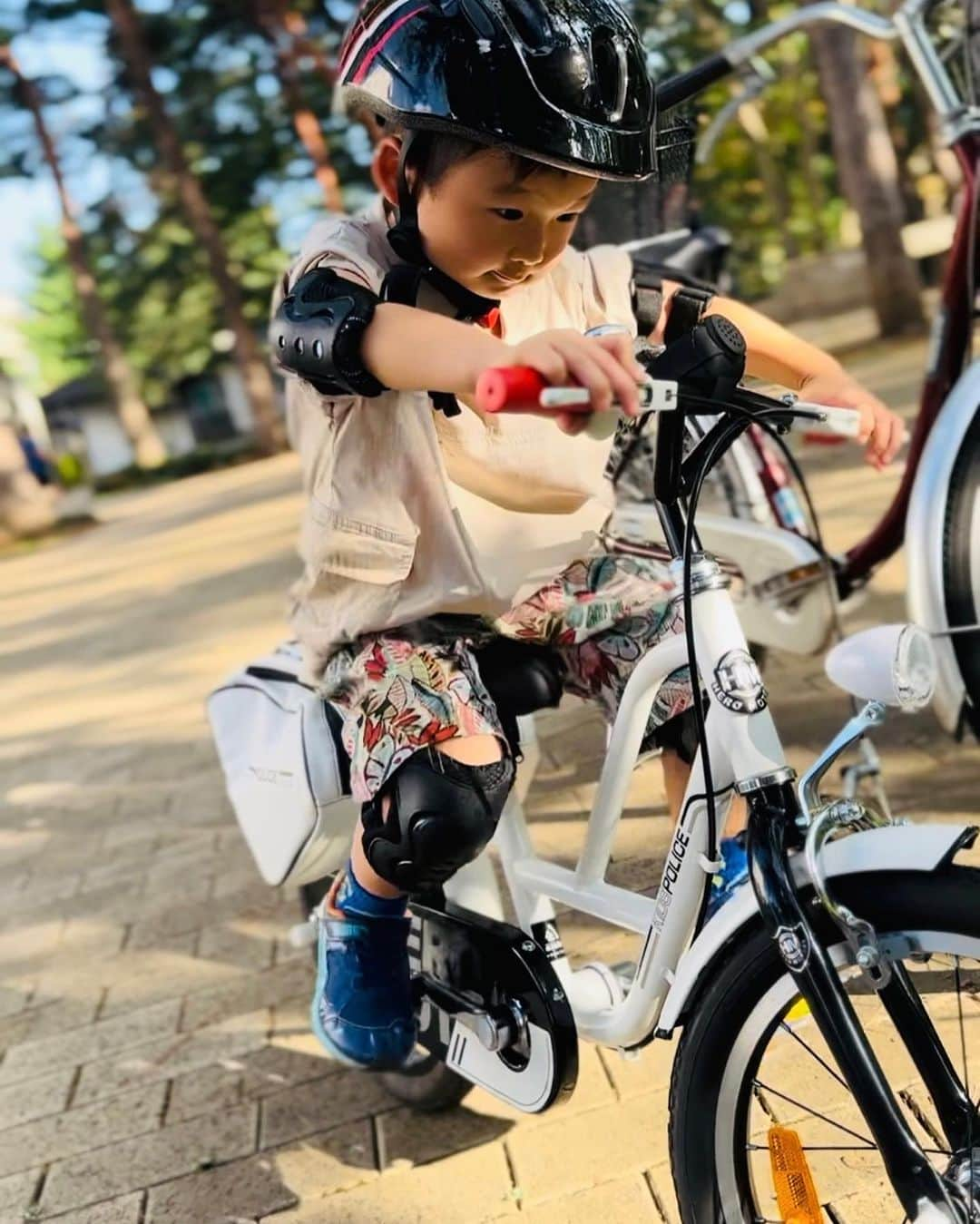 薗田杏奈さんのインスタグラム写真 - (薗田杏奈Instagram)「🙌💕TORAの自転車デビューは白バイ🚲🏍️ これは本当にかっこいい。 補助輪もセットだったのでそのままにするか外すか悩んだけど、外してトライ！ ⠀ 初めてにしては上出来😭👏 この夏に乗れるようになるかな🥰」8月13日 11時55分 - love.byanna