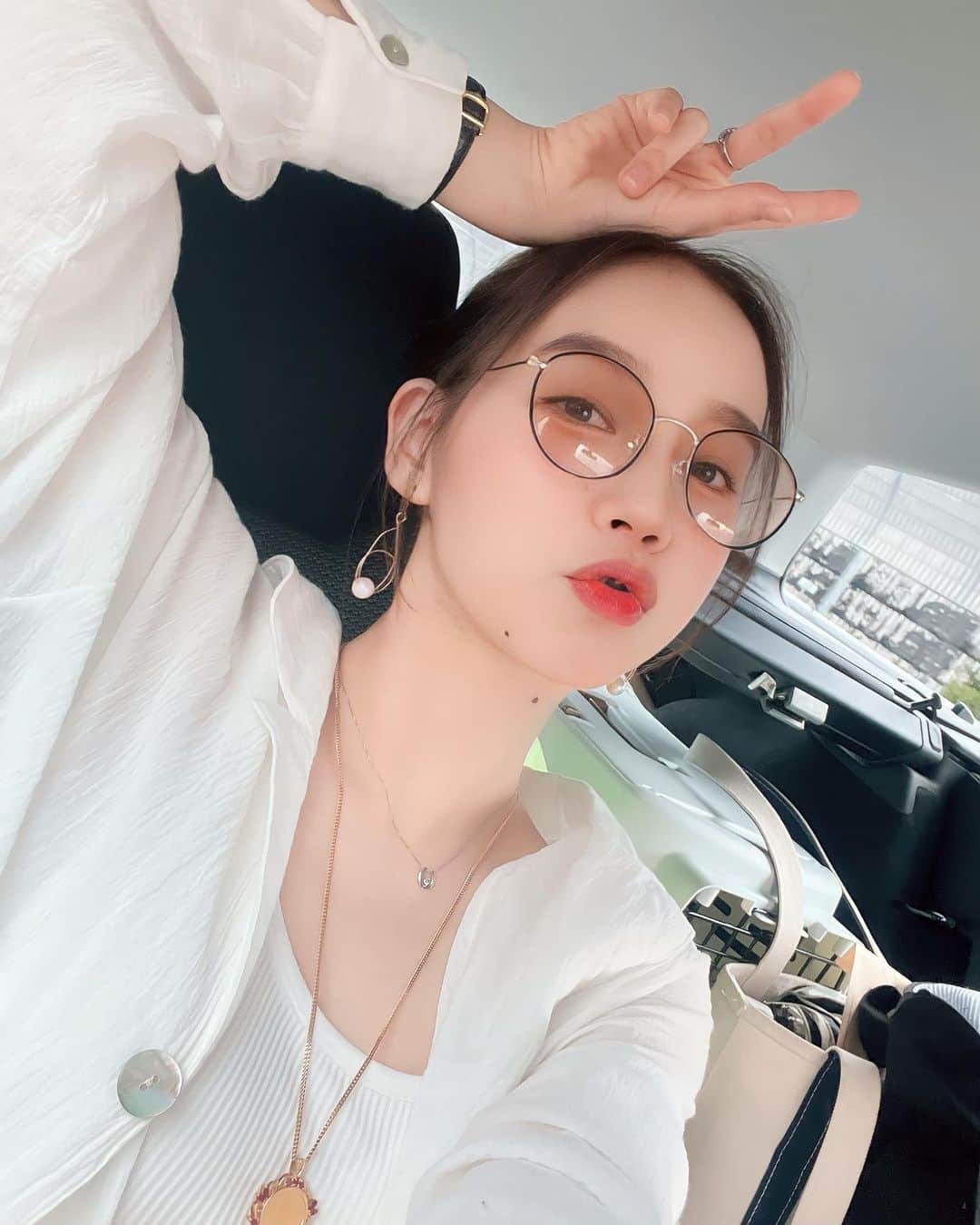のインスタグラム：「. アタシのナツ🌻🌴  夏は白ばかり🤍🤍 . . #summervacation」