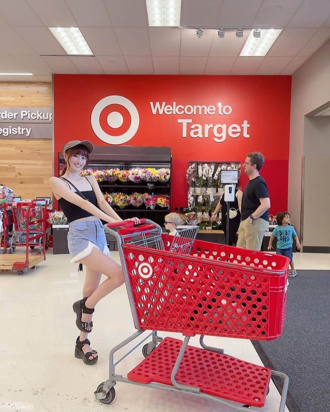 さあやさんのインスタグラム写真 - (さあやInstagram)「. Target is popular shop in America🇺🇸 アメリカと言ったらやっぱりターゲット🤭日本で言うコンビニのような安心感☺️ .  🇰🇷 안녕하세요. 일본의 대학생의 사아야입니다. 춤을 추는 모델입니다. 팔로우 해주세요. . 🇨🇳 我是一名在日本的大学生。舞蹈家、模特。请关注我的sns。 . 🇺🇸 Hey. I'm a Japanese university student. But I live in America now. I came to here from japan in order to study abroad. Check out the dance videos and modeling posts. . . .  #インフルエンサー #留学生と繋がりたい #大学 #学生 #ファッション #ファッション通販 #ファッション好きな人と繋がりたい #大学生 #大学生コーデ #女子大生 #fyp #美脚モデル #留学生活 #留学準備 #アメリカ留学#アメリカ留学生活 #costco#02#法政大学#flf#lll#followforfollowback#いいね返し#lb#ootd#fashion#fashionstyle#liketime#留学日記#sanfrancisco」8月14日 20時20分 - saya___endo