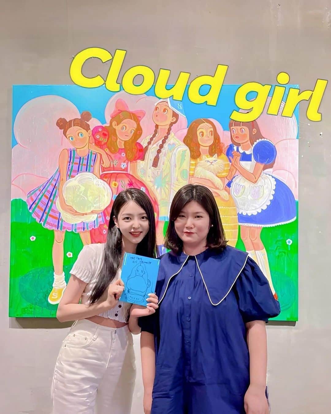 ユジョン のインスタグラム：「▪️황혜영 - Cloud Girl    황혜영 작가님은 이번 전시에서 여전히 사춘기를 겪고 있는 매력적인 소녀의 모습을 그려내면서도 그림 속에서 소녀를 단순히 성별과 연령으로 제한하지 않고, 모든 세대와 성별을 대표하고자 합니다.  작가는 특유의 디테일한 작업 방식으로 소녀의 감정과 성장 과정을 밀도 있게 그려냅니다. 제복에서 알 수 있듯이, 소녀와 구름이 담긴 도상들이 이번 전시의 주요 테마입니다. 작가에게 구름은 단순한 매체가 아닌 소중한 감정과 기억들을 보관하는 의미있는 존재로 여겨집니다.   이러한 존재와 사춘기를 겪고 있는 소녀의 내면적인 성장과 변화를 아름답게 풀어냅니다. 표면적으로는 귀엽고 사랑스러운 그림들이지만, 소녀가 새로운 환경과 변화를 맞이하면서 자신의 내면의 두려움과 혼란을 받아들이는 모습은 보는 이들에게 공감과 감동을 전해줍니다.  이 작품들은 우리 모두에게 익숙한 사춘기의 시절을 떠올리게 하며, 작가의 소녀들은 우리 자신과 맞닿아있는 감성들을 불러일으키기에 충분합니다.   이번 전시를 통해 관람객이 사춘기를 겪는 소녀의 세계에 빠져들어 새로운 환경과 변화를 마주하는 과정에서 자신을 발견하고 성장하는 아름다운 순간들을 함께 느끼길 바랍니다.   ▪️2023.8.10 - 8.22 ▪️일, 월, 공휴일 휴관 ▪️12:00 - 19:00 ▪️광나루로 156 신양빌딩 4층 콜라스트」