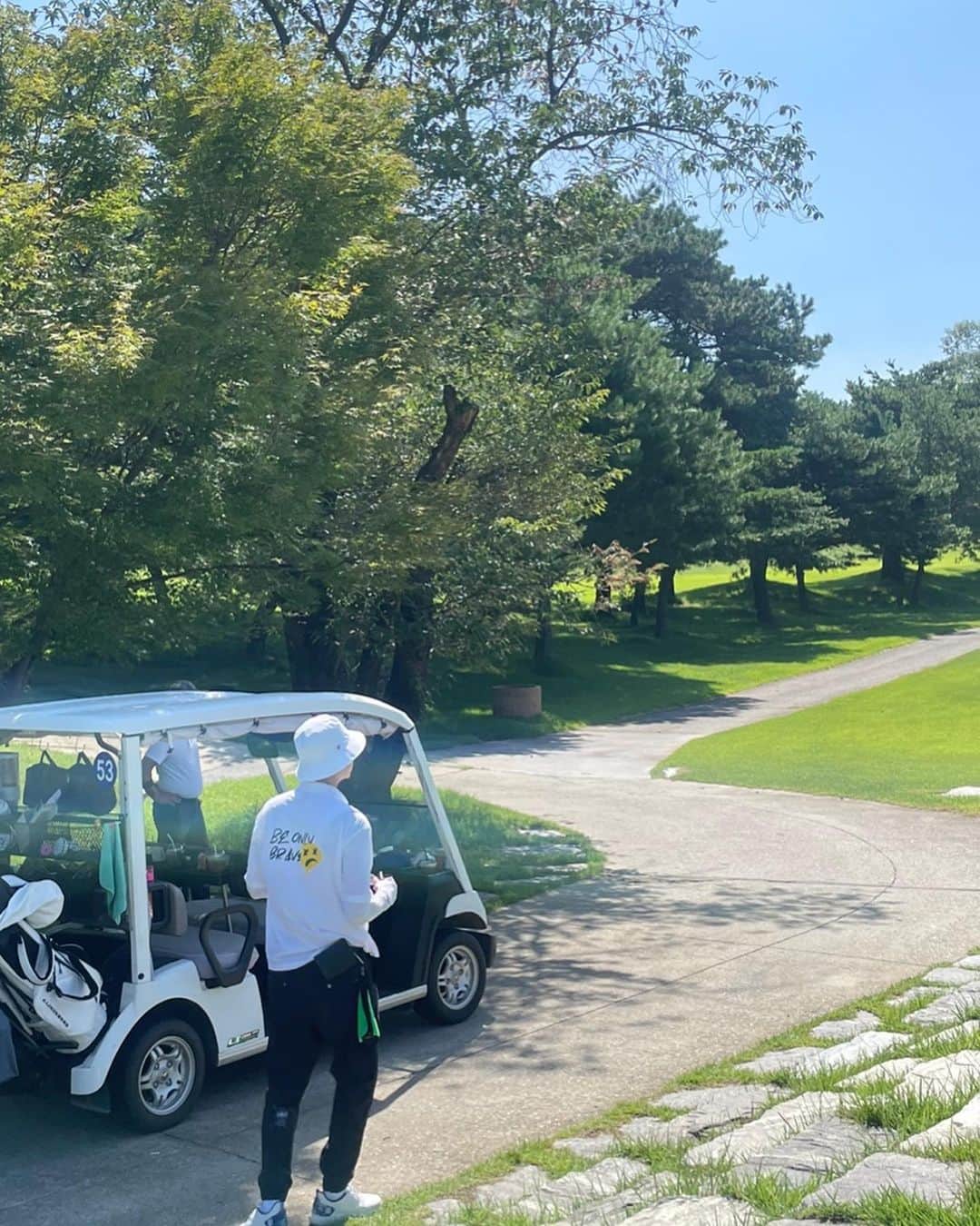 ソン・ジョンホのインスタグラム：「더운날  #bobgolf」