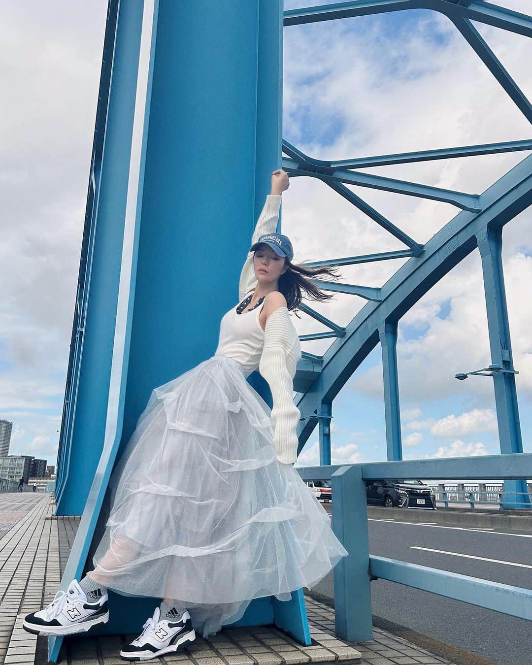maya kibbel キベルまやのインスタグラム：「時々新しいスタイルを試してみたい事ってある？💭 チュールフリルスカートを履いて見たくて、 @labelleetude_official から本当に素敵なのを見つけた！🕊️ 色と素材、着やすさは最高、そして組み合わせはエンドレス。🔁🤍🦋  #LaBelleEtude #ラベルエチュード #pr」